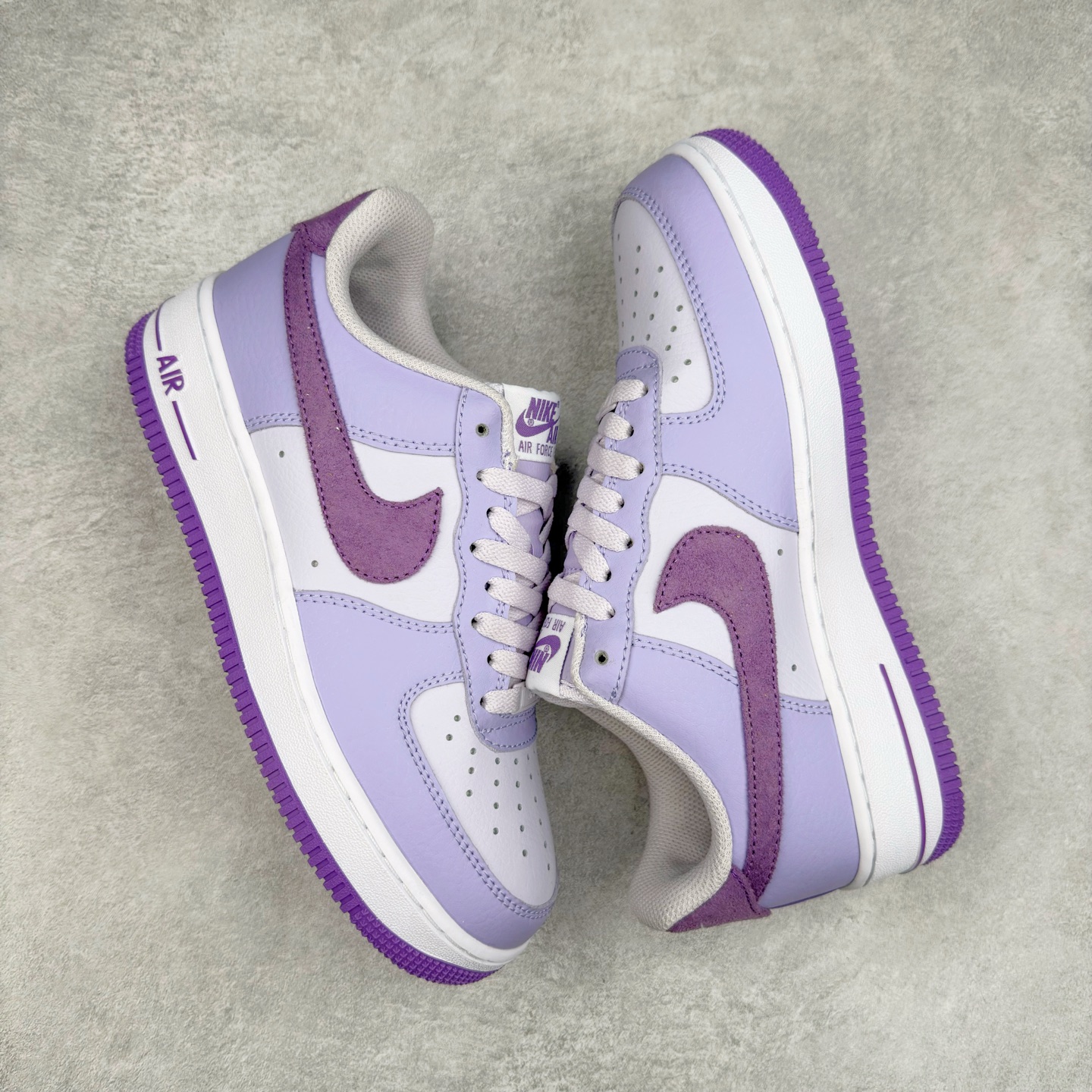 图片[3]-＃XT纯原 NK Air Force 1´07 Low 空军一号低帮百搭休闲运动板鞋 HQ3905-500 顶级批次 2022全新楦头鞋型 鱼鳞大底 历时开发三个月 清洁度完美 二维码鞋标 内置芯片及solo气垫 大底高度及其弧度依照正品 钢印 logo刺绣 鞋口弧度 鞋头长度 鞋面冲孔 鞋垫背胶及钢印 完美鞋型对比正品 每一处都是细节满满 柔软、弹性十足的缓震性能和出色的中底设计 横跨复古与现代的外型结合 造就出风靡全球 三十多年的Force 1 直到今天还深受青睐 实拍调校N版已经零色差零失真 百分百还原实物色彩所见即所得 不存在货不对板色差等低级问题 选购参考实物拍摄 不混卖不参货 只用心做好货严格选品 承诺混一赔十 尺码：36 36.5 37.5 38 38.5 39 40 40.5 41 42 42.5 43 44 44.5 45-选品中心