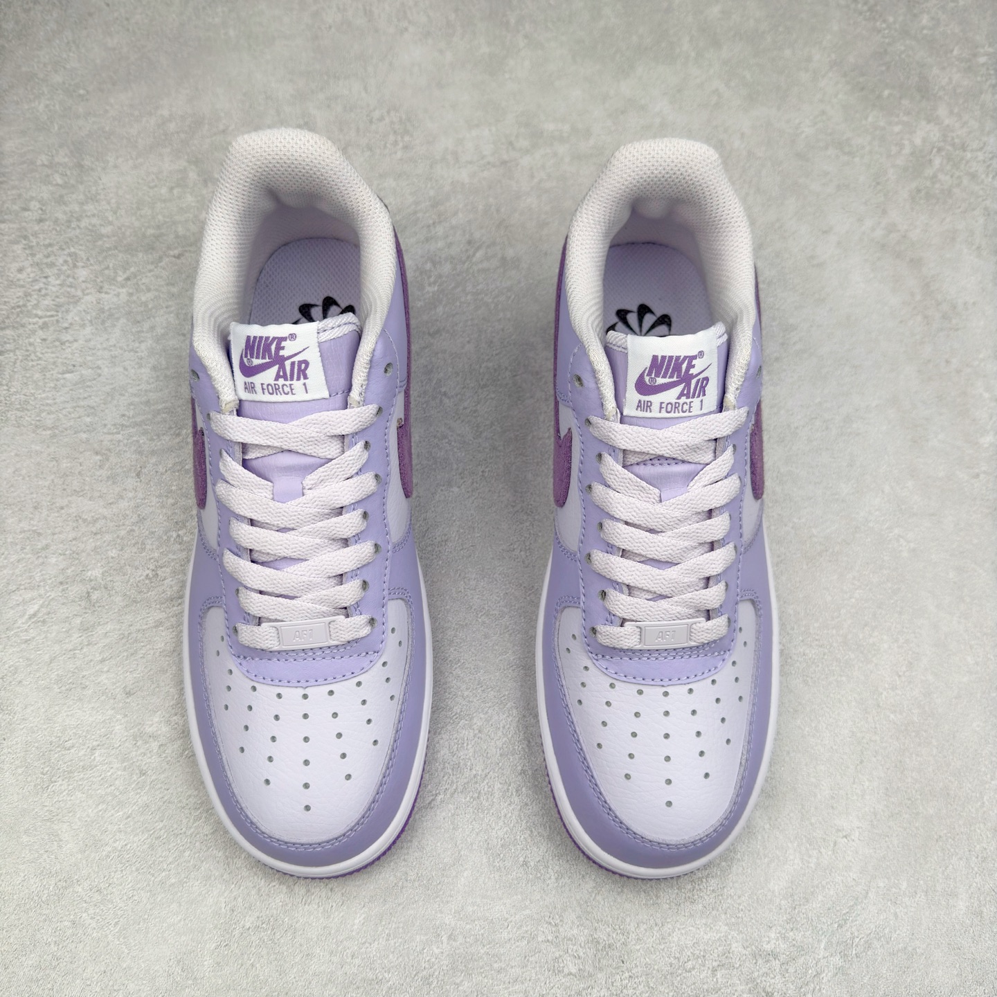 图片[2]-＃XT纯原 NK Air Force 1´07 Low 空军一号低帮百搭休闲运动板鞋 HQ3905-500 顶级批次 2022全新楦头鞋型 鱼鳞大底 历时开发三个月 清洁度完美 二维码鞋标 内置芯片及solo气垫 大底高度及其弧度依照正品 钢印 logo刺绣 鞋口弧度 鞋头长度 鞋面冲孔 鞋垫背胶及钢印 完美鞋型对比正品 每一处都是细节满满 柔软、弹性十足的缓震性能和出色的中底设计 横跨复古与现代的外型结合 造就出风靡全球 三十多年的Force 1 直到今天还深受青睐 实拍调校N版已经零色差零失真 百分百还原实物色彩所见即所得 不存在货不对板色差等低级问题 选购参考实物拍摄 不混卖不参货 只用心做好货严格选品 承诺混一赔十 尺码：36 36.5 37.5 38 38.5 39 40 40.5 41 42 42.5 43 44 44.5 45-选品中心