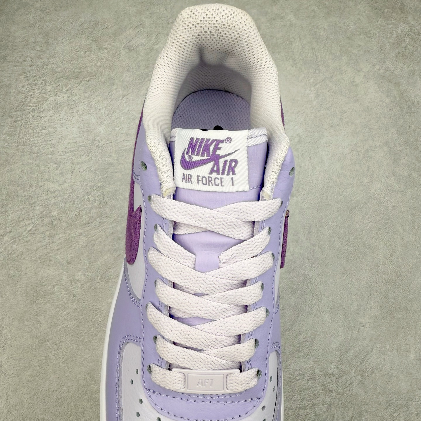 图片[5]-＃XT纯原 NK Air Force 1´07 Low 空军一号低帮百搭休闲运动板鞋 HQ3905-500 顶级批次 2022全新楦头鞋型 鱼鳞大底 历时开发三个月 清洁度完美 二维码鞋标 内置芯片及solo气垫 大底高度及其弧度依照正品 钢印 logo刺绣 鞋口弧度 鞋头长度 鞋面冲孔 鞋垫背胶及钢印 完美鞋型对比正品 每一处都是细节满满 柔软、弹性十足的缓震性能和出色的中底设计 横跨复古与现代的外型结合 造就出风靡全球 三十多年的Force 1 直到今天还深受青睐 实拍调校N版已经零色差零失真 百分百还原实物色彩所见即所得 不存在货不对板色差等低级问题 选购参考实物拍摄 不混卖不参货 只用心做好货严格选品 承诺混一赔十 尺码：36 36.5 37.5 38 38.5 39 40 40.5 41 42 42.5 43 44 44.5 45-选品中心