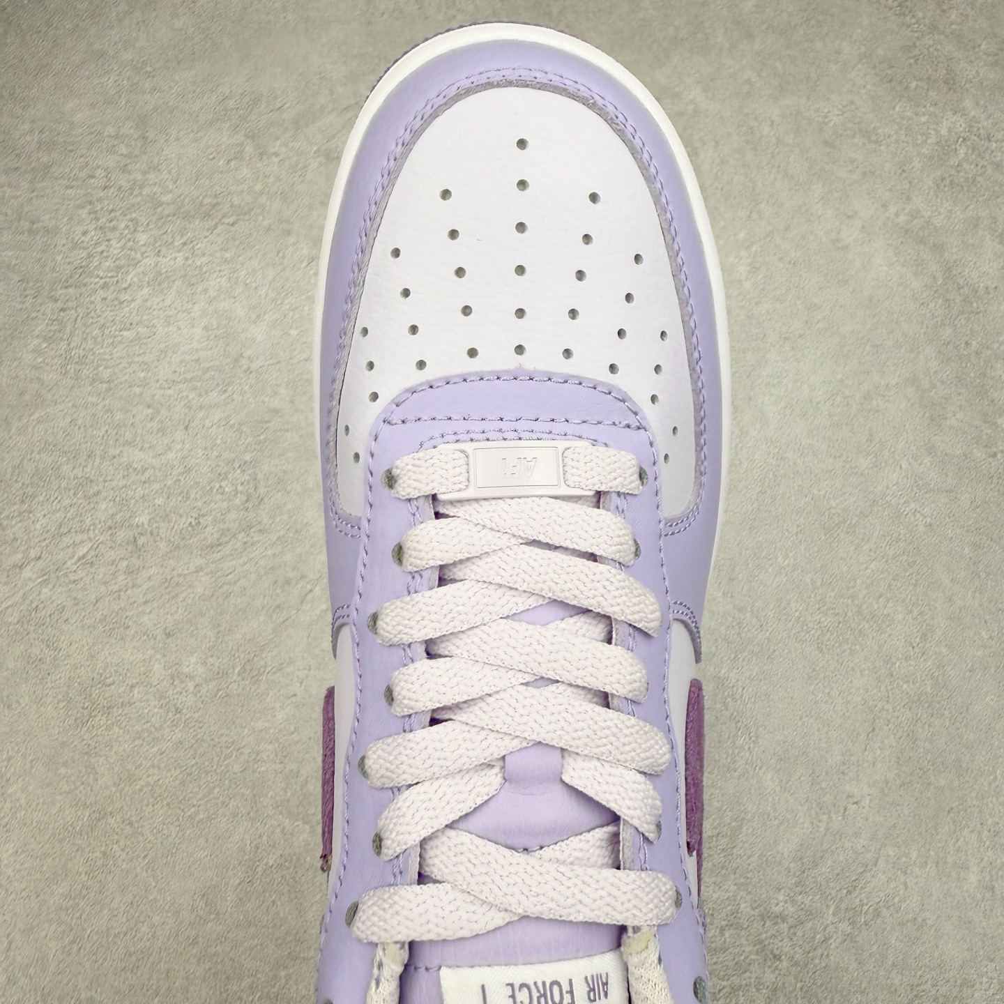 图片[4]-＃XT纯原 NK Air Force 1´07 Low 空军一号低帮百搭休闲运动板鞋 HQ3905-500 顶级批次 2022全新楦头鞋型 鱼鳞大底 历时开发三个月 清洁度完美 二维码鞋标 内置芯片及solo气垫 大底高度及其弧度依照正品 钢印 logo刺绣 鞋口弧度 鞋头长度 鞋面冲孔 鞋垫背胶及钢印 完美鞋型对比正品 每一处都是细节满满 柔软、弹性十足的缓震性能和出色的中底设计 横跨复古与现代的外型结合 造就出风靡全球 三十多年的Force 1 直到今天还深受青睐 实拍调校N版已经零色差零失真 百分百还原实物色彩所见即所得 不存在货不对板色差等低级问题 选购参考实物拍摄 不混卖不参货 只用心做好货严格选品 承诺混一赔十 尺码：36 36.5 37.5 38 38.5 39 40 40.5 41 42 42.5 43 44 44.5 45-选品中心