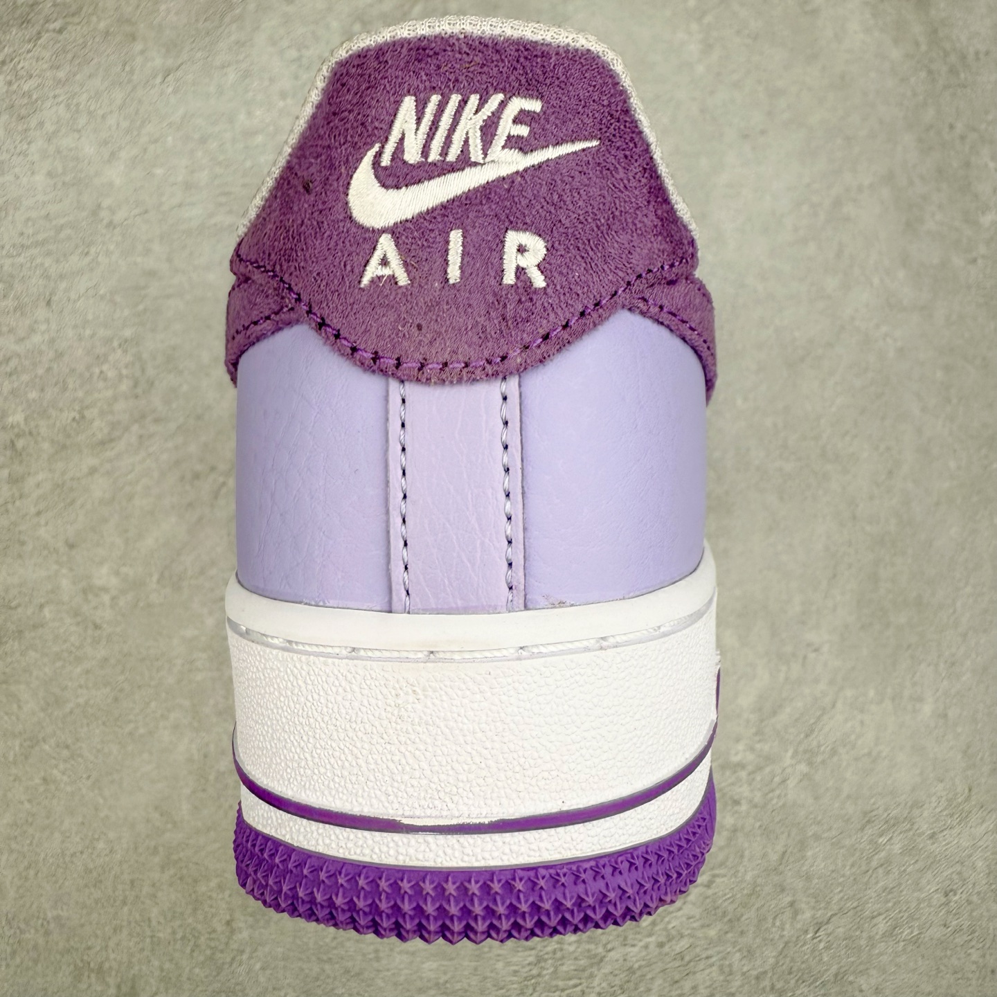 图片[8]-＃XT纯原 NK Air Force 1´07 Low 空军一号低帮百搭休闲运动板鞋 HQ3905-500 顶级批次 2022全新楦头鞋型 鱼鳞大底 历时开发三个月 清洁度完美 二维码鞋标 内置芯片及solo气垫 大底高度及其弧度依照正品 钢印 logo刺绣 鞋口弧度 鞋头长度 鞋面冲孔 鞋垫背胶及钢印 完美鞋型对比正品 每一处都是细节满满 柔软、弹性十足的缓震性能和出色的中底设计 横跨复古与现代的外型结合 造就出风靡全球 三十多年的Force 1 直到今天还深受青睐 实拍调校N版已经零色差零失真 百分百还原实物色彩所见即所得 不存在货不对板色差等低级问题 选购参考实物拍摄 不混卖不参货 只用心做好货严格选品 承诺混一赔十 尺码：36 36.5 37.5 38 38.5 39 40 40.5 41 42 42.5 43 44 44.5 45-选品中心