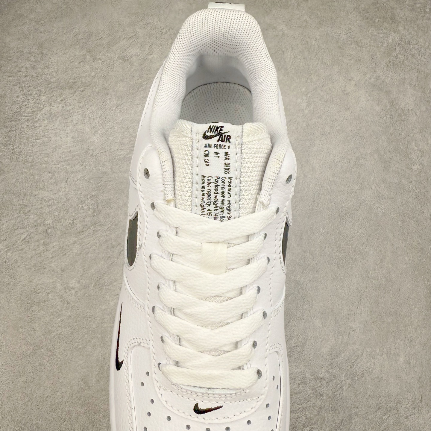 图片[5]-＃XT纯原 NK Air Force 1´07 Low 空军一号低帮百搭休闲运动板鞋 FV1320-100 顶级批次 2022全新楦头鞋型 鱼鳞大底 历时开发三个月 清洁度完美 二维码鞋标 内置芯片及solo气垫 大底高度及其弧度依照正品 钢印 logo刺绣 鞋口弧度 鞋头长度 鞋面冲孔 鞋垫背胶及钢印 完美鞋型对比正品 每一处都是细节满满 柔软、弹性十足的缓震性能和出色的中底设计 横跨复古与现代的外型结合 造就出风靡全球 三十多年的Force 1 直到今天还深受青睐 实拍调校N版已经零色差零失真 百分百还原实物色彩所见即所得 不存在货不对板色差等低级问题 选购参考实物拍摄 不混卖不参货 只用心做好货严格选品 承诺混一赔十 尺码：36 36.5 37.5 38 38.5 39 40 40.5 41 42 42.5 43 44 44.5 45-选品中心