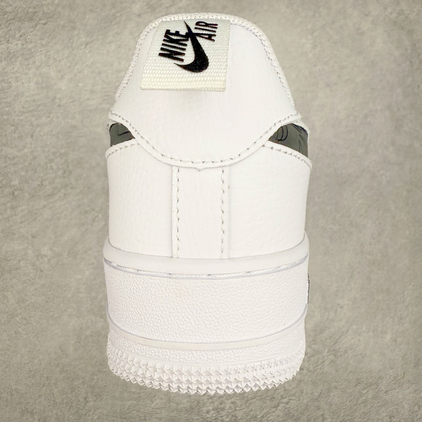 图片[8]-＃XT纯原 NK Air Force 1´07 Low 空军一号低帮百搭休闲运动板鞋 FV1320-100 顶级批次 2022全新楦头鞋型 鱼鳞大底 历时开发三个月 清洁度完美 二维码鞋标 内置芯片及solo气垫 大底高度及其弧度依照正品 钢印 logo刺绣 鞋口弧度 鞋头长度 鞋面冲孔 鞋垫背胶及钢印 完美鞋型对比正品 每一处都是细节满满 柔软、弹性十足的缓震性能和出色的中底设计 横跨复古与现代的外型结合 造就出风靡全球 三十多年的Force 1 直到今天还深受青睐 实拍调校N版已经零色差零失真 百分百还原实物色彩所见即所得 不存在货不对板色差等低级问题 选购参考实物拍摄 不混卖不参货 只用心做好货严格选品 承诺混一赔十 尺码：36 36.5 37.5 38 38.5 39 40 40.5 41 42 42.5 43 44 44.5 45-选品中心