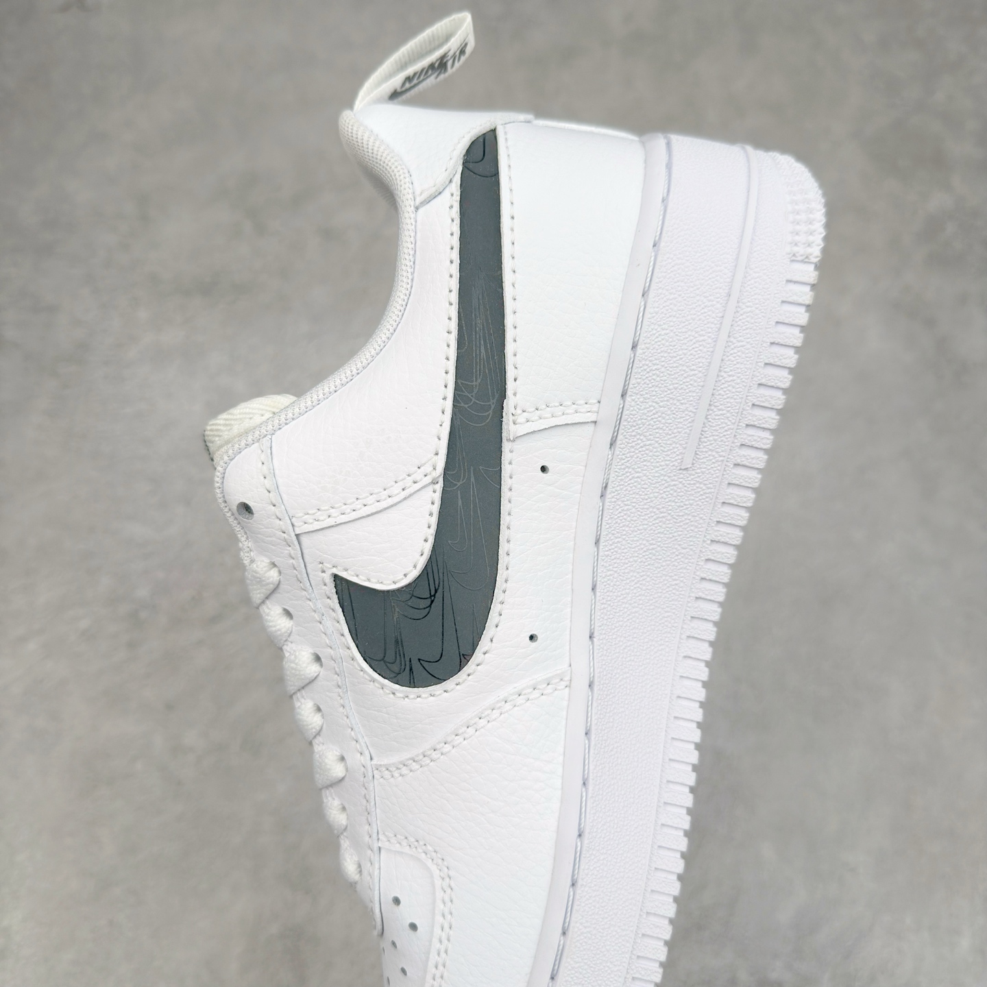 图片[7]-＃XT纯原 NK Air Force 1´07 Low 空军一号低帮百搭休闲运动板鞋 FV1320-100 顶级批次 2022全新楦头鞋型 鱼鳞大底 历时开发三个月 清洁度完美 二维码鞋标 内置芯片及solo气垫 大底高度及其弧度依照正品 钢印 logo刺绣 鞋口弧度 鞋头长度 鞋面冲孔 鞋垫背胶及钢印 完美鞋型对比正品 每一处都是细节满满 柔软、弹性十足的缓震性能和出色的中底设计 横跨复古与现代的外型结合 造就出风靡全球 三十多年的Force 1 直到今天还深受青睐 实拍调校N版已经零色差零失真 百分百还原实物色彩所见即所得 不存在货不对板色差等低级问题 选购参考实物拍摄 不混卖不参货 只用心做好货严格选品 承诺混一赔十 尺码：36 36.5 37.5 38 38.5 39 40 40.5 41 42 42.5 43 44 44.5 45-选品中心