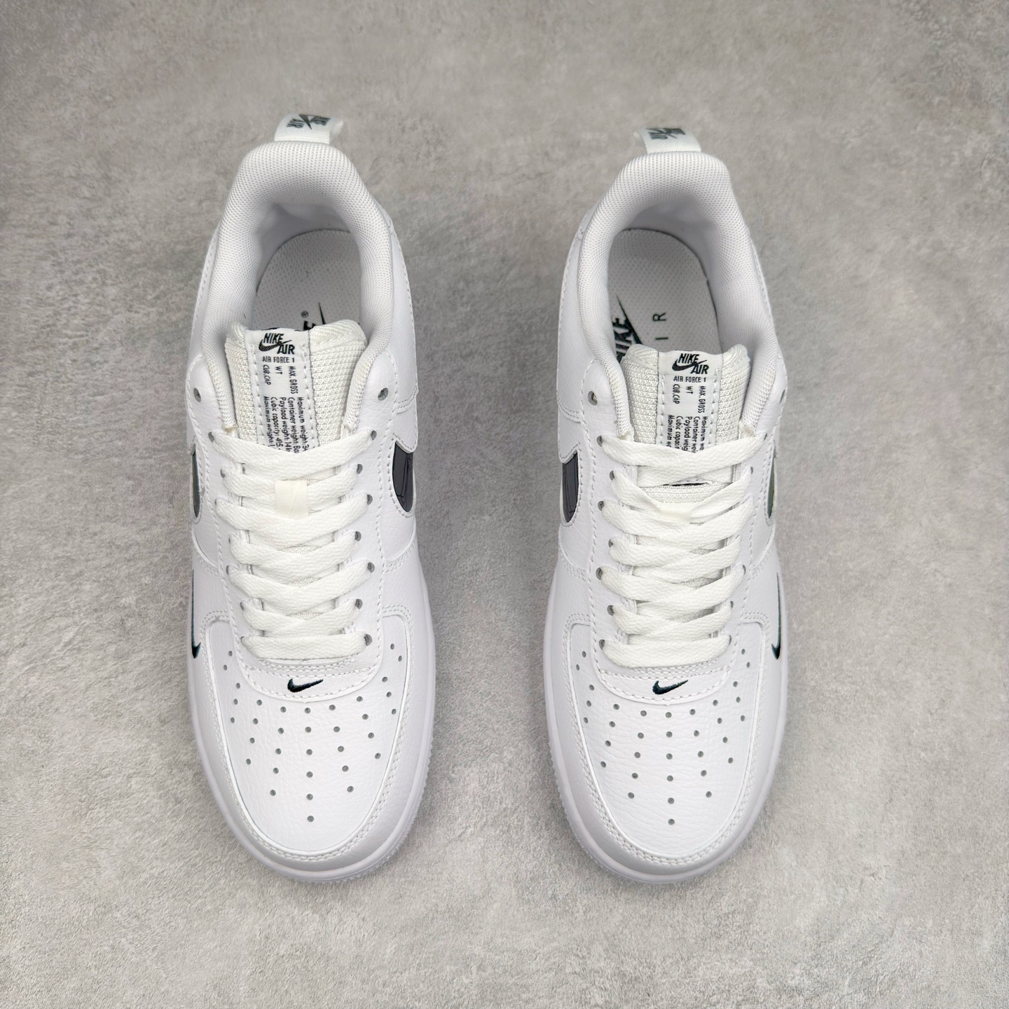 图片[2]-＃XT纯原 NK Air Force 1´07 Low 空军一号低帮百搭休闲运动板鞋 FV1320-100 顶级批次 2022全新楦头鞋型 鱼鳞大底 历时开发三个月 清洁度完美 二维码鞋标 内置芯片及solo气垫 大底高度及其弧度依照正品 钢印 logo刺绣 鞋口弧度 鞋头长度 鞋面冲孔 鞋垫背胶及钢印 完美鞋型对比正品 每一处都是细节满满 柔软、弹性十足的缓震性能和出色的中底设计 横跨复古与现代的外型结合 造就出风靡全球 三十多年的Force 1 直到今天还深受青睐 实拍调校N版已经零色差零失真 百分百还原实物色彩所见即所得 不存在货不对板色差等低级问题 选购参考实物拍摄 不混卖不参货 只用心做好货严格选品 承诺混一赔十 尺码：36 36.5 37.5 38 38.5 39 40 40.5 41 42 42.5 43 44 44.5 45-选品中心