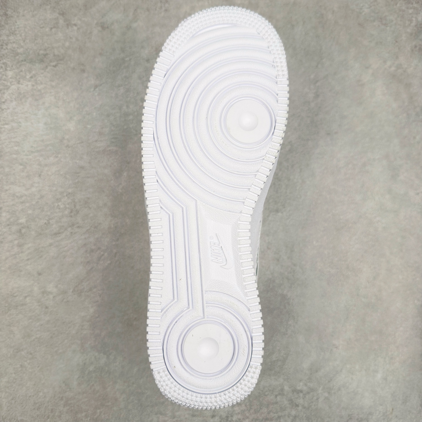 图片[9]-＃XT纯原 NK Air Force 1´07 Low 空军一号低帮百搭休闲运动板鞋 FV1320-100 顶级批次 2022全新楦头鞋型 鱼鳞大底 历时开发三个月 清洁度完美 二维码鞋标 内置芯片及solo气垫 大底高度及其弧度依照正品 钢印 logo刺绣 鞋口弧度 鞋头长度 鞋面冲孔 鞋垫背胶及钢印 完美鞋型对比正品 每一处都是细节满满 柔软、弹性十足的缓震性能和出色的中底设计 横跨复古与现代的外型结合 造就出风靡全球 三十多年的Force 1 直到今天还深受青睐 实拍调校N版已经零色差零失真 百分百还原实物色彩所见即所得 不存在货不对板色差等低级问题 选购参考实物拍摄 不混卖不参货 只用心做好货严格选品 承诺混一赔十 尺码：36 36.5 37.5 38 38.5 39 40 40.5 41 42 42.5 43 44 44.5 45-选品中心