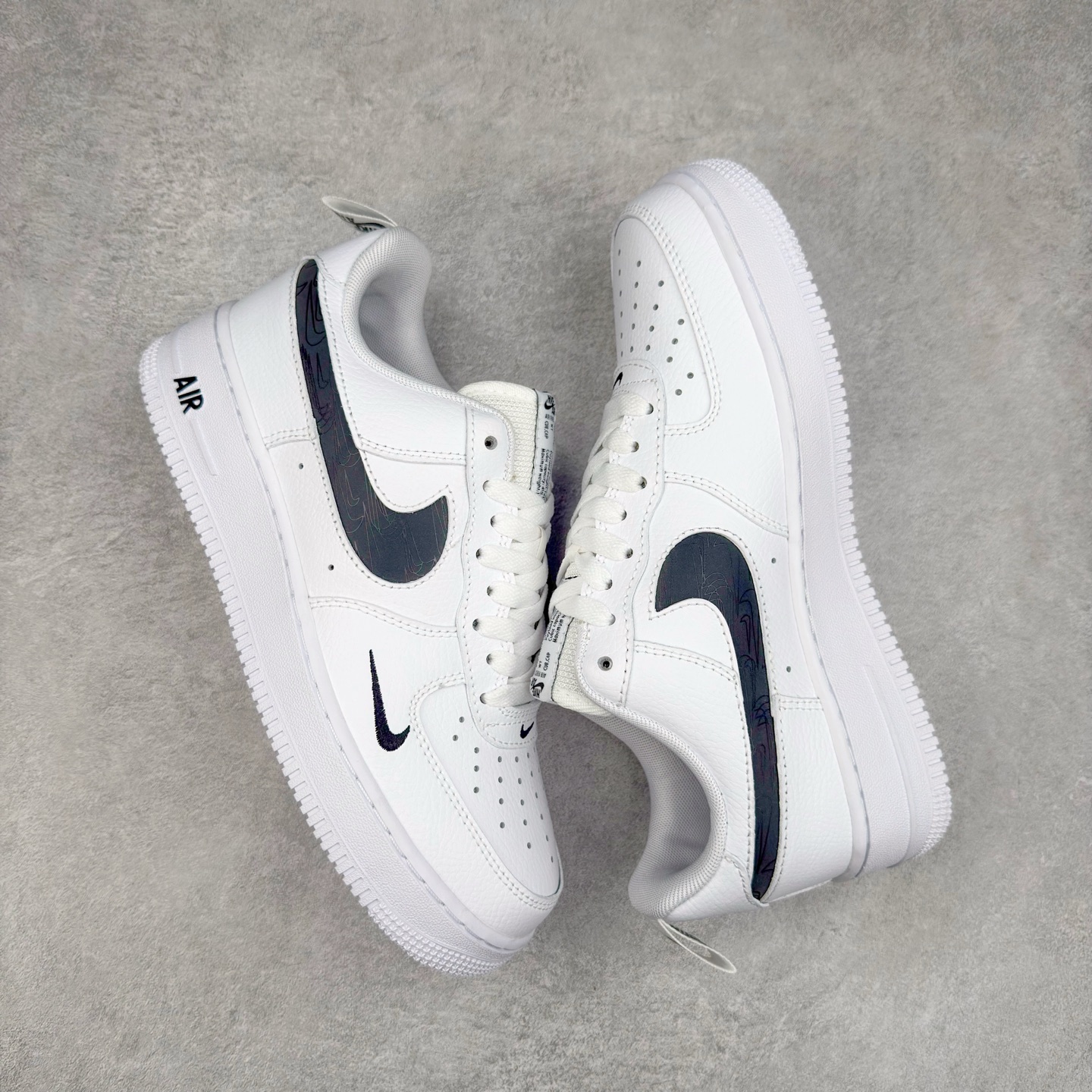 图片[3]-＃XT纯原 NK Air Force 1´07 Low 空军一号低帮百搭休闲运动板鞋 FV1320-100 顶级批次 2022全新楦头鞋型 鱼鳞大底 历时开发三个月 清洁度完美 二维码鞋标 内置芯片及solo气垫 大底高度及其弧度依照正品 钢印 logo刺绣 鞋口弧度 鞋头长度 鞋面冲孔 鞋垫背胶及钢印 完美鞋型对比正品 每一处都是细节满满 柔软、弹性十足的缓震性能和出色的中底设计 横跨复古与现代的外型结合 造就出风靡全球 三十多年的Force 1 直到今天还深受青睐 实拍调校N版已经零色差零失真 百分百还原实物色彩所见即所得 不存在货不对板色差等低级问题 选购参考实物拍摄 不混卖不参货 只用心做好货严格选品 承诺混一赔十 尺码：36 36.5 37.5 38 38.5 39 40 40.5 41 42 42.5 43 44 44.5 45-选品中心