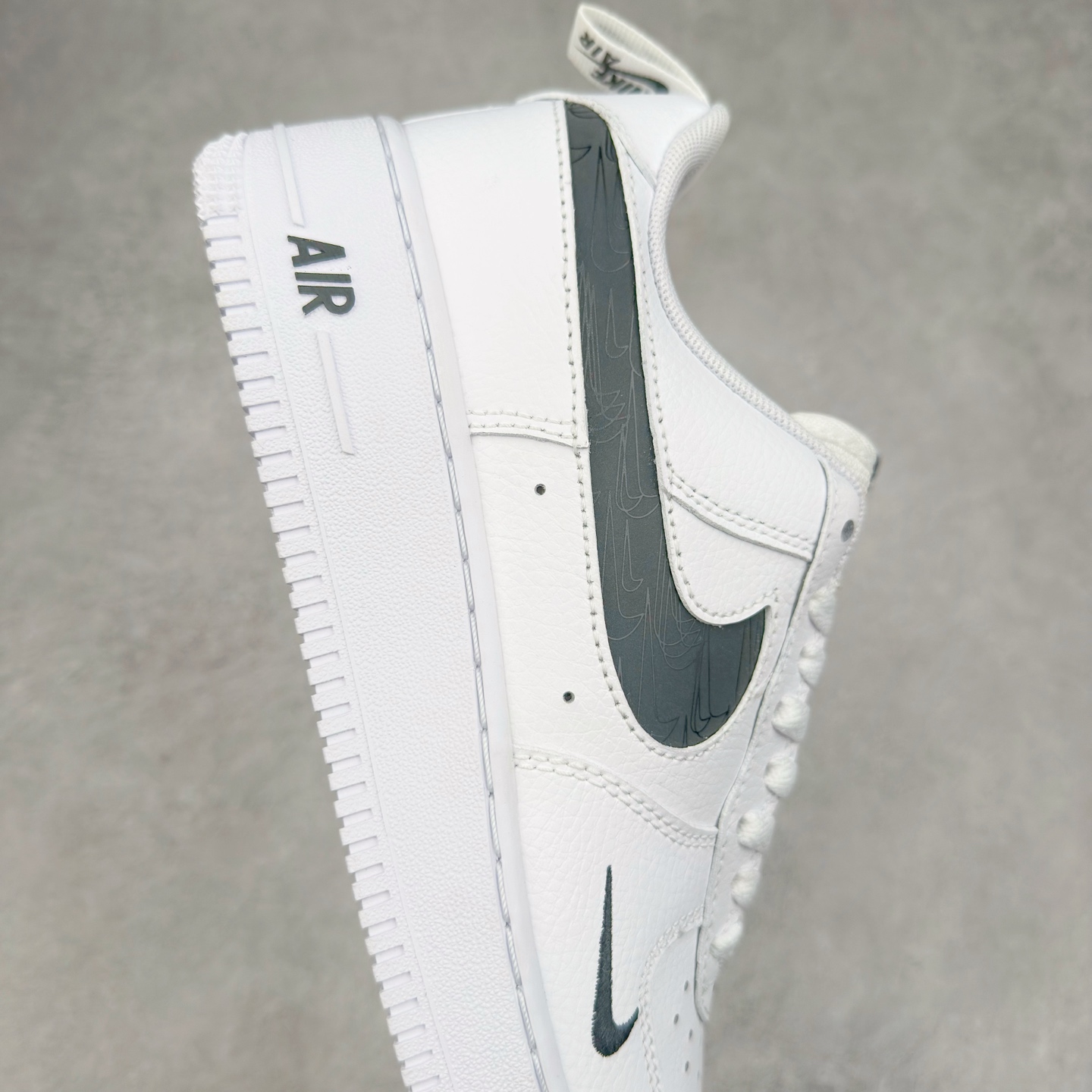 图片[6]-＃XT纯原 NK Air Force 1´07 Low 空军一号低帮百搭休闲运动板鞋 FV1320-100 顶级批次 2022全新楦头鞋型 鱼鳞大底 历时开发三个月 清洁度完美 二维码鞋标 内置芯片及solo气垫 大底高度及其弧度依照正品 钢印 logo刺绣 鞋口弧度 鞋头长度 鞋面冲孔 鞋垫背胶及钢印 完美鞋型对比正品 每一处都是细节满满 柔软、弹性十足的缓震性能和出色的中底设计 横跨复古与现代的外型结合 造就出风靡全球 三十多年的Force 1 直到今天还深受青睐 实拍调校N版已经零色差零失真 百分百还原实物色彩所见即所得 不存在货不对板色差等低级问题 选购参考实物拍摄 不混卖不参货 只用心做好货严格选品 承诺混一赔十 尺码：36 36.5 37.5 38 38.5 39 40 40.5 41 42 42.5 43 44 44.5 45-选品中心