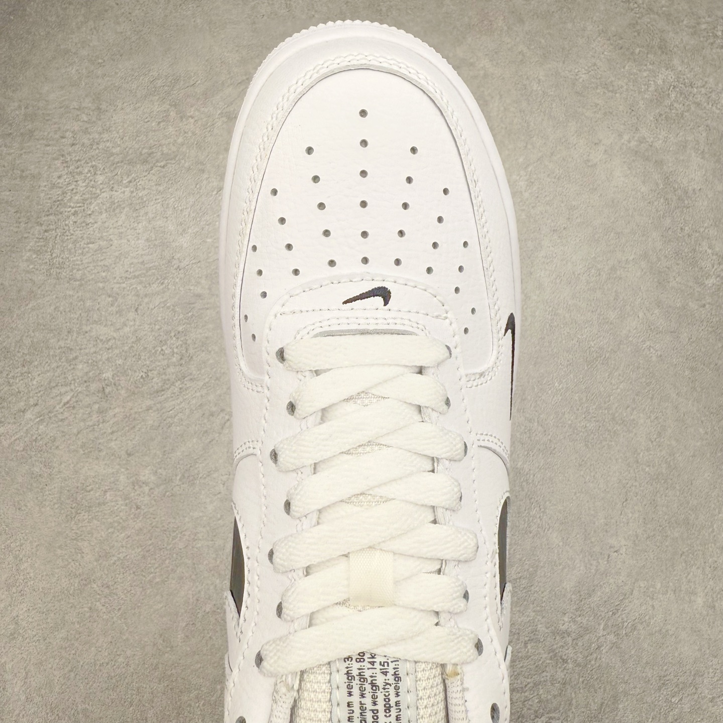 图片[4]-＃XT纯原 NK Air Force 1´07 Low 空军一号低帮百搭休闲运动板鞋 FV1320-100 顶级批次 2022全新楦头鞋型 鱼鳞大底 历时开发三个月 清洁度完美 二维码鞋标 内置芯片及solo气垫 大底高度及其弧度依照正品 钢印 logo刺绣 鞋口弧度 鞋头长度 鞋面冲孔 鞋垫背胶及钢印 完美鞋型对比正品 每一处都是细节满满 柔软、弹性十足的缓震性能和出色的中底设计 横跨复古与现代的外型结合 造就出风靡全球 三十多年的Force 1 直到今天还深受青睐 实拍调校N版已经零色差零失真 百分百还原实物色彩所见即所得 不存在货不对板色差等低级问题 选购参考实物拍摄 不混卖不参货 只用心做好货严格选品 承诺混一赔十 尺码：36 36.5 37.5 38 38.5 39 40 40.5 41 42 42.5 43 44 44.5 45-选品中心