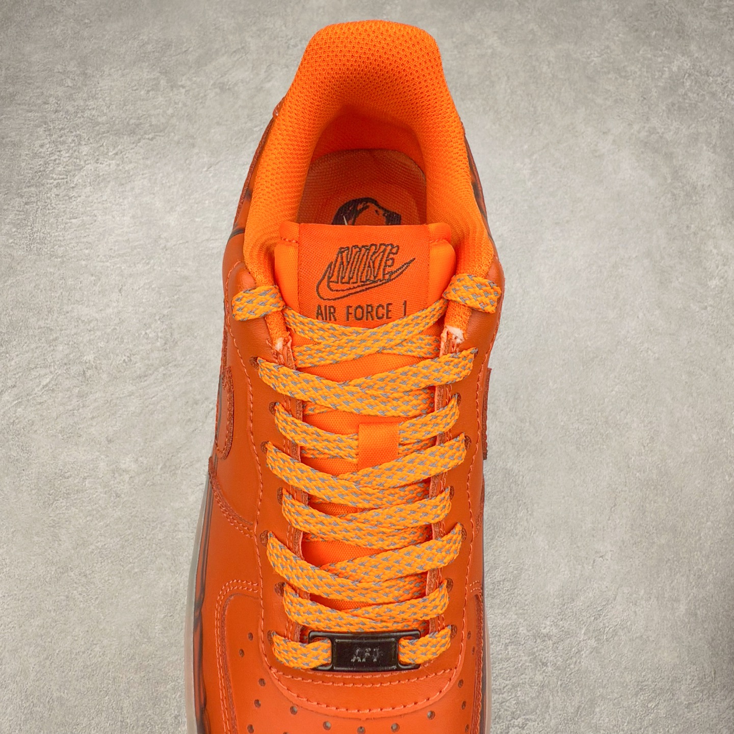 图片[5]-＃XT纯原 NK Air Force 1´07 Low 空军一号低帮百搭休闲运动板鞋 CU8067-800 顶级批次 2022全新楦头鞋型 鱼鳞大底 历时开发三个月 清洁度完美 二维码鞋标 内置芯片及solo气垫 大底高度及其弧度依照正品 钢印 logo刺绣 鞋口弧度 鞋头长度 鞋面冲孔 鞋垫背胶及钢印 完美鞋型对比正品 每一处都是细节满满 柔软、弹性十足的缓震性能和出色的中底设计 横跨复古与现代的外型结合 造就出风靡全球 三十多年的Force 1 直到今天还深受青睐 实拍调校N版已经零色差零失真 百分百还原实物色彩所见即所得 不存在货不对板色差等低级问题 选购参考实物拍摄 不混卖不参货 只用心做好货严格选品 承诺混一赔十 尺码：36 36.5 37.5 38 38.5 39 40 40.5 41 42 42.5 43 44 44.5 45-选品中心