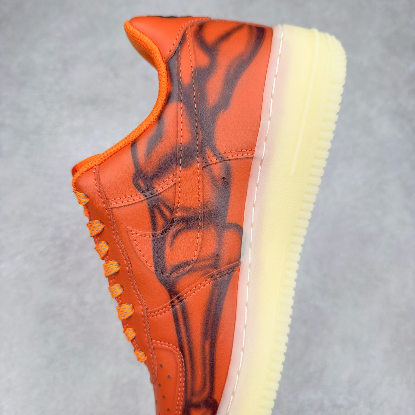 图片[7]-＃XT纯原 NK Air Force 1´07 Low 空军一号低帮百搭休闲运动板鞋 CU8067-800 顶级批次 2022全新楦头鞋型 鱼鳞大底 历时开发三个月 清洁度完美 二维码鞋标 内置芯片及solo气垫 大底高度及其弧度依照正品 钢印 logo刺绣 鞋口弧度 鞋头长度 鞋面冲孔 鞋垫背胶及钢印 完美鞋型对比正品 每一处都是细节满满 柔软、弹性十足的缓震性能和出色的中底设计 横跨复古与现代的外型结合 造就出风靡全球 三十多年的Force 1 直到今天还深受青睐 实拍调校N版已经零色差零失真 百分百还原实物色彩所见即所得 不存在货不对板色差等低级问题 选购参考实物拍摄 不混卖不参货 只用心做好货严格选品 承诺混一赔十 尺码：36 36.5 37.5 38 38.5 39 40 40.5 41 42 42.5 43 44 44.5 45-选品中心