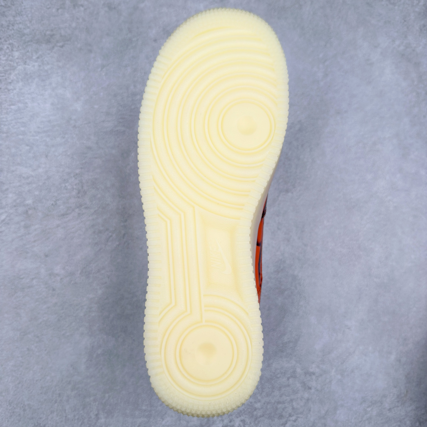 图片[9]-＃XT纯原 NK Air Force 1´07 Low 空军一号低帮百搭休闲运动板鞋 CU8067-800 顶级批次 2022全新楦头鞋型 鱼鳞大底 历时开发三个月 清洁度完美 二维码鞋标 内置芯片及solo气垫 大底高度及其弧度依照正品 钢印 logo刺绣 鞋口弧度 鞋头长度 鞋面冲孔 鞋垫背胶及钢印 完美鞋型对比正品 每一处都是细节满满 柔软、弹性十足的缓震性能和出色的中底设计 横跨复古与现代的外型结合 造就出风靡全球 三十多年的Force 1 直到今天还深受青睐 实拍调校N版已经零色差零失真 百分百还原实物色彩所见即所得 不存在货不对板色差等低级问题 选购参考实物拍摄 不混卖不参货 只用心做好货严格选品 承诺混一赔十 尺码：36 36.5 37.5 38 38.5 39 40 40.5 41 42 42.5 43 44 44.5 45-选品中心