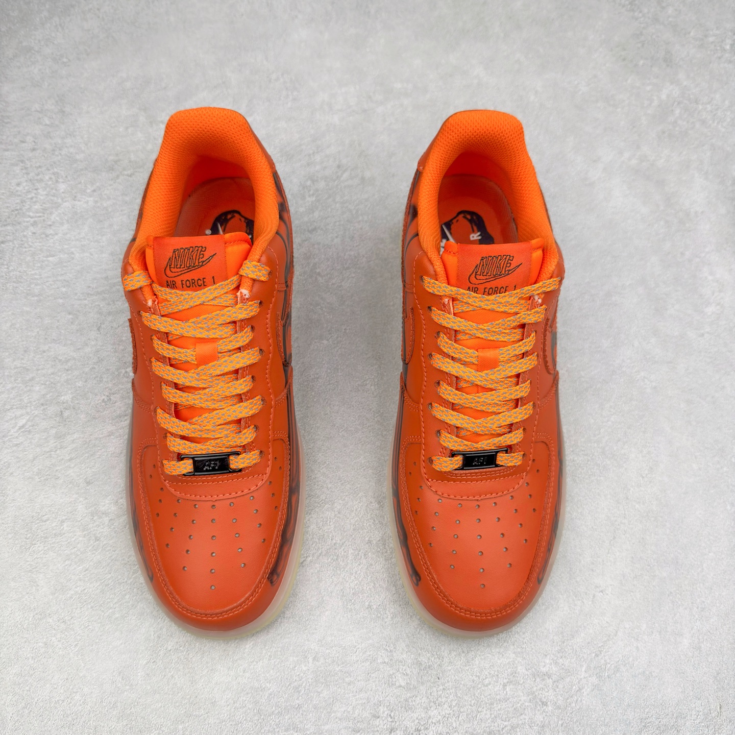 图片[2]-＃XT纯原 NK Air Force 1´07 Low 空军一号低帮百搭休闲运动板鞋 CU8067-800 顶级批次 2022全新楦头鞋型 鱼鳞大底 历时开发三个月 清洁度完美 二维码鞋标 内置芯片及solo气垫 大底高度及其弧度依照正品 钢印 logo刺绣 鞋口弧度 鞋头长度 鞋面冲孔 鞋垫背胶及钢印 完美鞋型对比正品 每一处都是细节满满 柔软、弹性十足的缓震性能和出色的中底设计 横跨复古与现代的外型结合 造就出风靡全球 三十多年的Force 1 直到今天还深受青睐 实拍调校N版已经零色差零失真 百分百还原实物色彩所见即所得 不存在货不对板色差等低级问题 选购参考实物拍摄 不混卖不参货 只用心做好货严格选品 承诺混一赔十 尺码：36 36.5 37.5 38 38.5 39 40 40.5 41 42 42.5 43 44 44.5 45-选品中心