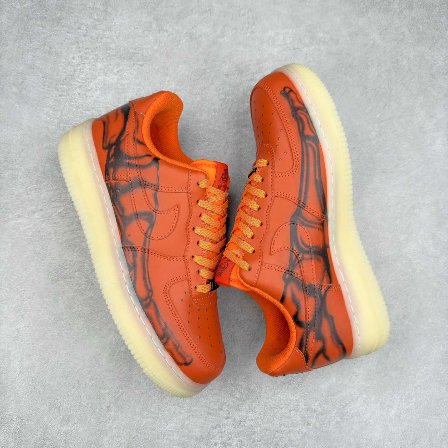 图片[3]-＃XT纯原 NK Air Force 1´07 Low 空军一号低帮百搭休闲运动板鞋 CU8067-800 顶级批次 2022全新楦头鞋型 鱼鳞大底 历时开发三个月 清洁度完美 二维码鞋标 内置芯片及solo气垫 大底高度及其弧度依照正品 钢印 logo刺绣 鞋口弧度 鞋头长度 鞋面冲孔 鞋垫背胶及钢印 完美鞋型对比正品 每一处都是细节满满 柔软、弹性十足的缓震性能和出色的中底设计 横跨复古与现代的外型结合 造就出风靡全球 三十多年的Force 1 直到今天还深受青睐 实拍调校N版已经零色差零失真 百分百还原实物色彩所见即所得 不存在货不对板色差等低级问题 选购参考实物拍摄 不混卖不参货 只用心做好货严格选品 承诺混一赔十 尺码：36 36.5 37.5 38 38.5 39 40 40.5 41 42 42.5 43 44 44.5 45-选品中心