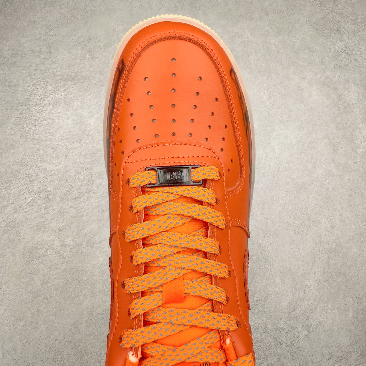 图片[4]-＃XT纯原 NK Air Force 1´07 Low 空军一号低帮百搭休闲运动板鞋 CU8067-800 顶级批次 2022全新楦头鞋型 鱼鳞大底 历时开发三个月 清洁度完美 二维码鞋标 内置芯片及solo气垫 大底高度及其弧度依照正品 钢印 logo刺绣 鞋口弧度 鞋头长度 鞋面冲孔 鞋垫背胶及钢印 完美鞋型对比正品 每一处都是细节满满 柔软、弹性十足的缓震性能和出色的中底设计 横跨复古与现代的外型结合 造就出风靡全球 三十多年的Force 1 直到今天还深受青睐 实拍调校N版已经零色差零失真 百分百还原实物色彩所见即所得 不存在货不对板色差等低级问题 选购参考实物拍摄 不混卖不参货 只用心做好货严格选品 承诺混一赔十 尺码：36 36.5 37.5 38 38.5 39 40 40.5 41 42 42.5 43 44 44.5 45-选品中心