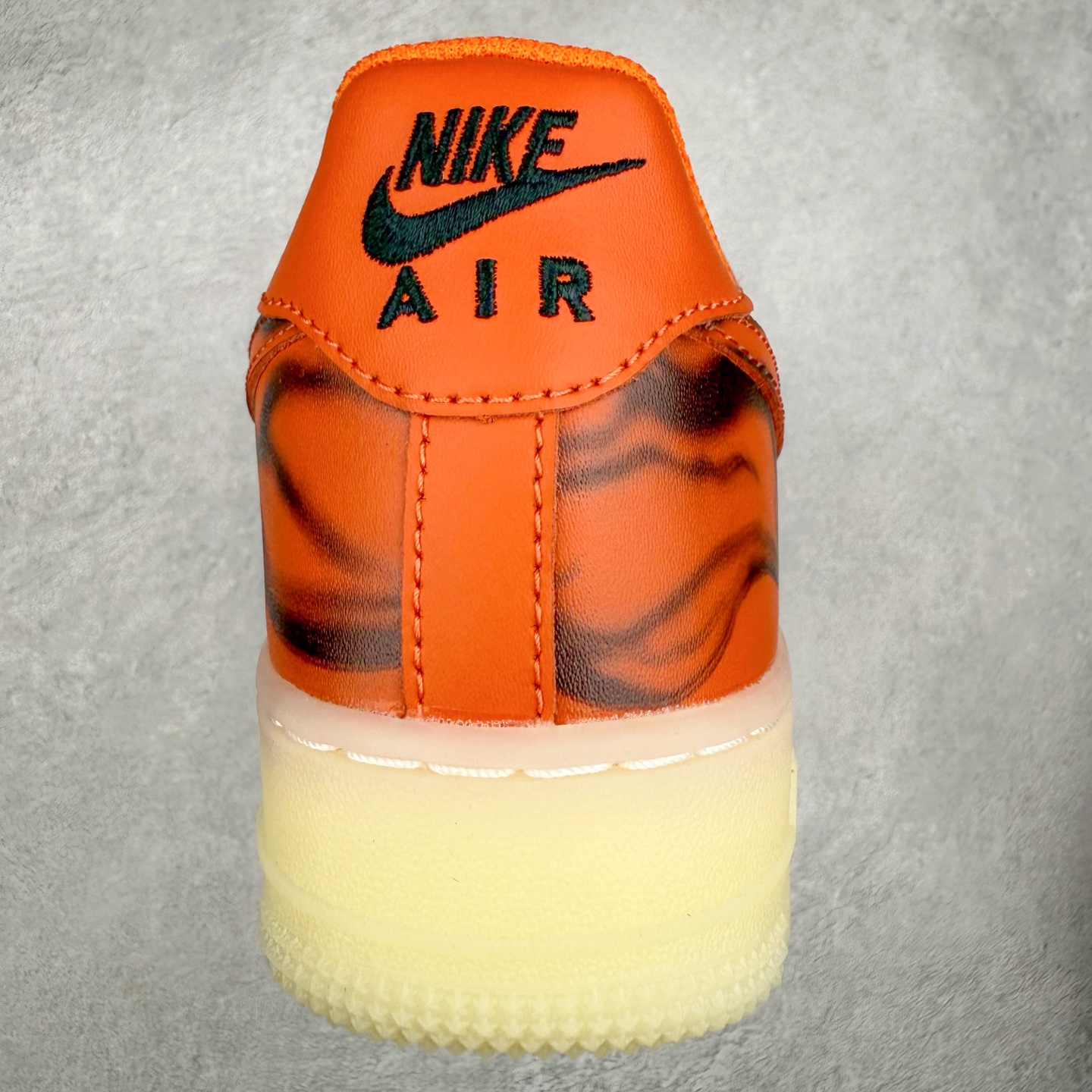 图片[8]-＃XT纯原 NK Air Force 1´07 Low 空军一号低帮百搭休闲运动板鞋 CU8067-800 顶级批次 2022全新楦头鞋型 鱼鳞大底 历时开发三个月 清洁度完美 二维码鞋标 内置芯片及solo气垫 大底高度及其弧度依照正品 钢印 logo刺绣 鞋口弧度 鞋头长度 鞋面冲孔 鞋垫背胶及钢印 完美鞋型对比正品 每一处都是细节满满 柔软、弹性十足的缓震性能和出色的中底设计 横跨复古与现代的外型结合 造就出风靡全球 三十多年的Force 1 直到今天还深受青睐 实拍调校N版已经零色差零失真 百分百还原实物色彩所见即所得 不存在货不对板色差等低级问题 选购参考实物拍摄 不混卖不参货 只用心做好货严格选品 承诺混一赔十 尺码：36 36.5 37.5 38 38.5 39 40 40.5 41 42 42.5 43 44 44.5 45-选品中心