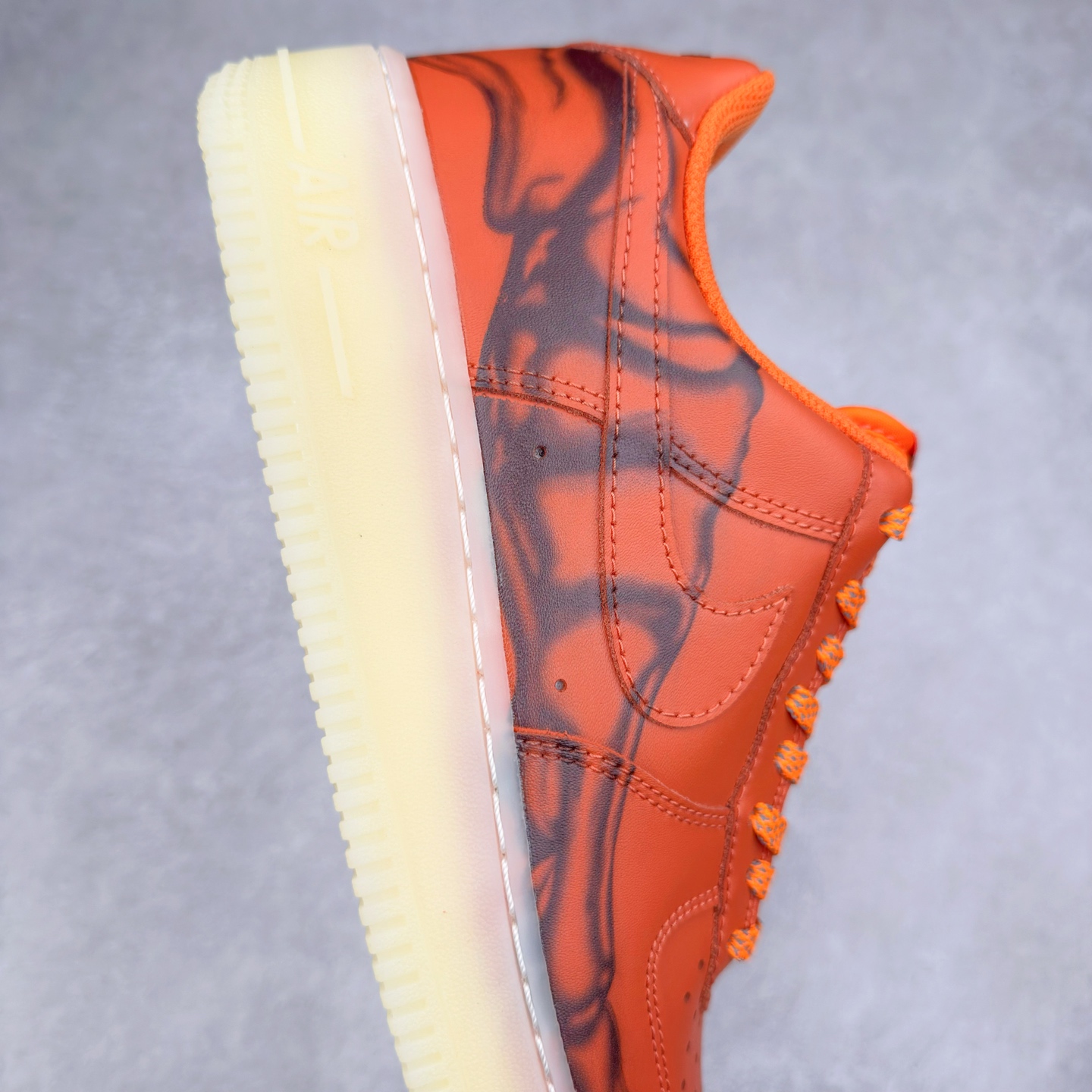 图片[6]-＃XT纯原 NK Air Force 1´07 Low 空军一号低帮百搭休闲运动板鞋 CU8067-800 顶级批次 2022全新楦头鞋型 鱼鳞大底 历时开发三个月 清洁度完美 二维码鞋标 内置芯片及solo气垫 大底高度及其弧度依照正品 钢印 logo刺绣 鞋口弧度 鞋头长度 鞋面冲孔 鞋垫背胶及钢印 完美鞋型对比正品 每一处都是细节满满 柔软、弹性十足的缓震性能和出色的中底设计 横跨复古与现代的外型结合 造就出风靡全球 三十多年的Force 1 直到今天还深受青睐 实拍调校N版已经零色差零失真 百分百还原实物色彩所见即所得 不存在货不对板色差等低级问题 选购参考实物拍摄 不混卖不参货 只用心做好货严格选品 承诺混一赔十 尺码：36 36.5 37.5 38 38.5 39 40 40.5 41 42 42.5 43 44 44.5 45-选品中心