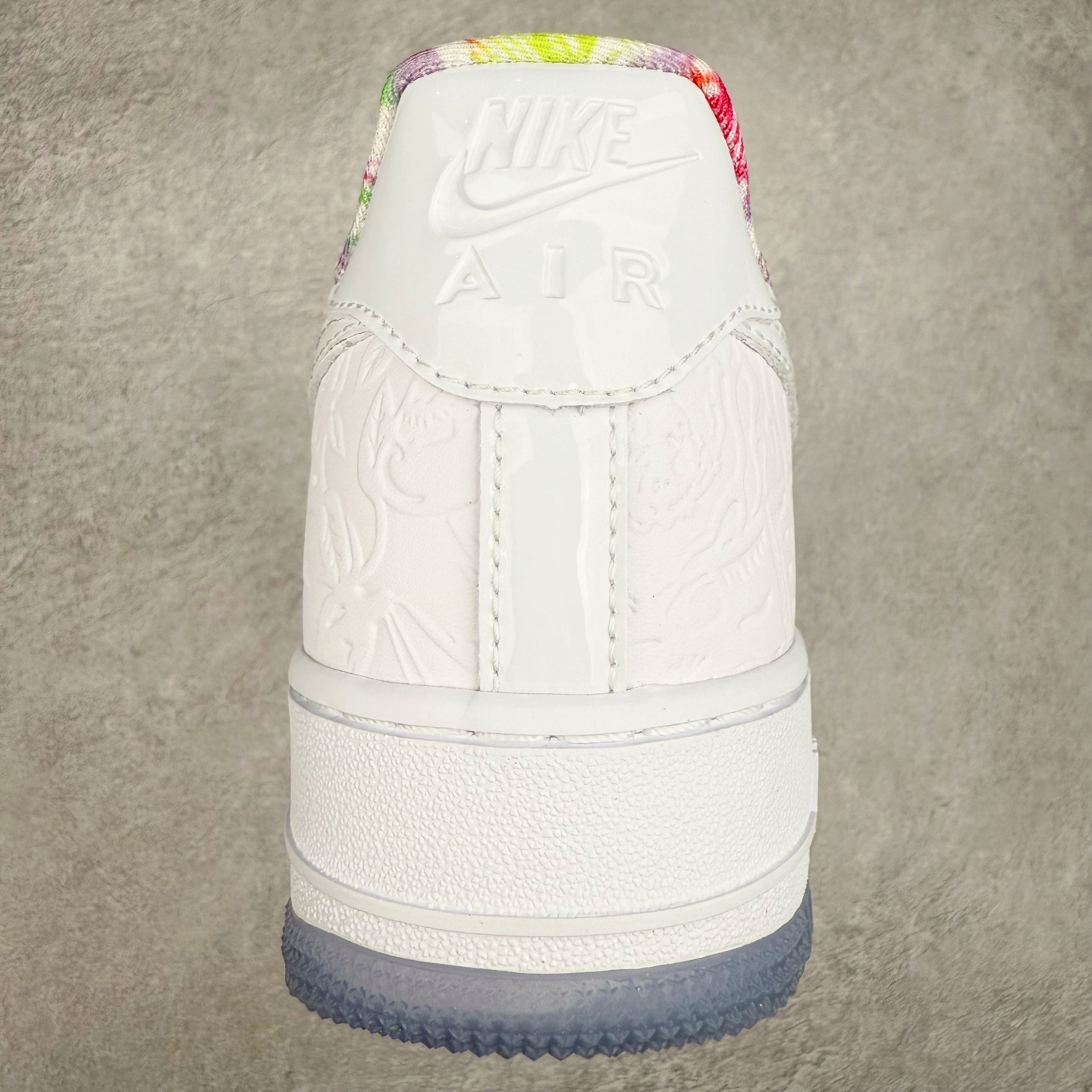 图片[8]-＃XT纯原 NK Air Force 1´07 Low 空军一号低帮百搭休闲运动板鞋 CU8870-117 顶级批次 2022全新楦头鞋型 鱼鳞大底 历时开发三个月 清洁度完美 二维码鞋标 内置芯片及solo气垫 大底高度及其弧度依照正品 钢印 logo刺绣 鞋口弧度 鞋头长度 鞋面冲孔 鞋垫背胶及钢印 完美鞋型对比正品 每一处都是细节满满 柔软、弹性十足的缓震性能和出色的中底设计 横跨复古与现代的外型结合 造就出风靡全球 三十多年的Force 1 直到今天还深受青睐 实拍调校N版已经零色差零失真 百分百还原实物色彩所见即所得 不存在货不对板色差等低级问题 选购参考实物拍摄 不混卖不参货 只用心做好货严格选品 承诺混一赔十 尺码：36 36.5 37.5 38 38.5 39 40 40.5 41 42 42.5 43 44 44.5 45-选品中心