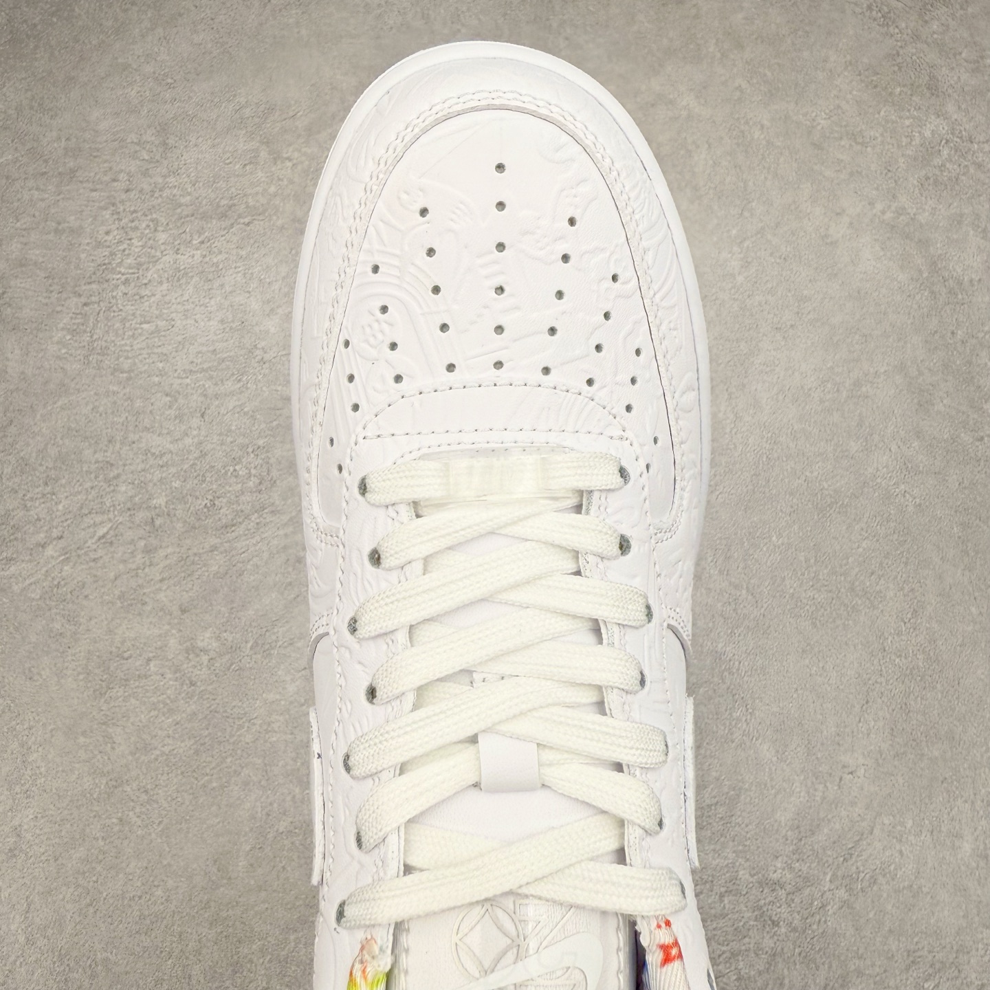 图片[4]-＃XT纯原 NK Air Force 1´07 Low 空军一号低帮百搭休闲运动板鞋 CU8870-117 顶级批次 2022全新楦头鞋型 鱼鳞大底 历时开发三个月 清洁度完美 二维码鞋标 内置芯片及solo气垫 大底高度及其弧度依照正品 钢印 logo刺绣 鞋口弧度 鞋头长度 鞋面冲孔 鞋垫背胶及钢印 完美鞋型对比正品 每一处都是细节满满 柔软、弹性十足的缓震性能和出色的中底设计 横跨复古与现代的外型结合 造就出风靡全球 三十多年的Force 1 直到今天还深受青睐 实拍调校N版已经零色差零失真 百分百还原实物色彩所见即所得 不存在货不对板色差等低级问题 选购参考实物拍摄 不混卖不参货 只用心做好货严格选品 承诺混一赔十 尺码：36 36.5 37.5 38 38.5 39 40 40.5 41 42 42.5 43 44 44.5 45-选品中心