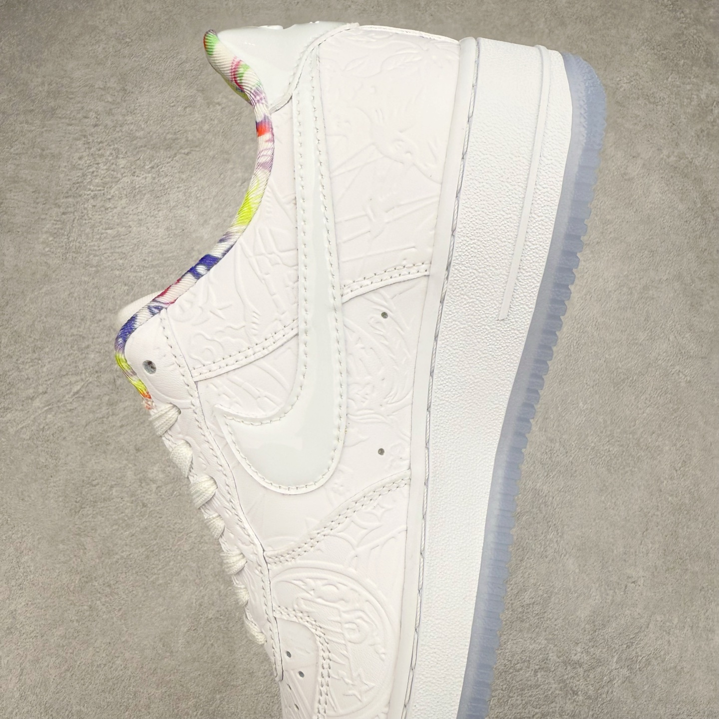 图片[7]-＃XT纯原 NK Air Force 1´07 Low 空军一号低帮百搭休闲运动板鞋 CU8870-117 顶级批次 2022全新楦头鞋型 鱼鳞大底 历时开发三个月 清洁度完美 二维码鞋标 内置芯片及solo气垫 大底高度及其弧度依照正品 钢印 logo刺绣 鞋口弧度 鞋头长度 鞋面冲孔 鞋垫背胶及钢印 完美鞋型对比正品 每一处都是细节满满 柔软、弹性十足的缓震性能和出色的中底设计 横跨复古与现代的外型结合 造就出风靡全球 三十多年的Force 1 直到今天还深受青睐 实拍调校N版已经零色差零失真 百分百还原实物色彩所见即所得 不存在货不对板色差等低级问题 选购参考实物拍摄 不混卖不参货 只用心做好货严格选品 承诺混一赔十 尺码：36 36.5 37.5 38 38.5 39 40 40.5 41 42 42.5 43 44 44.5 45-选品中心