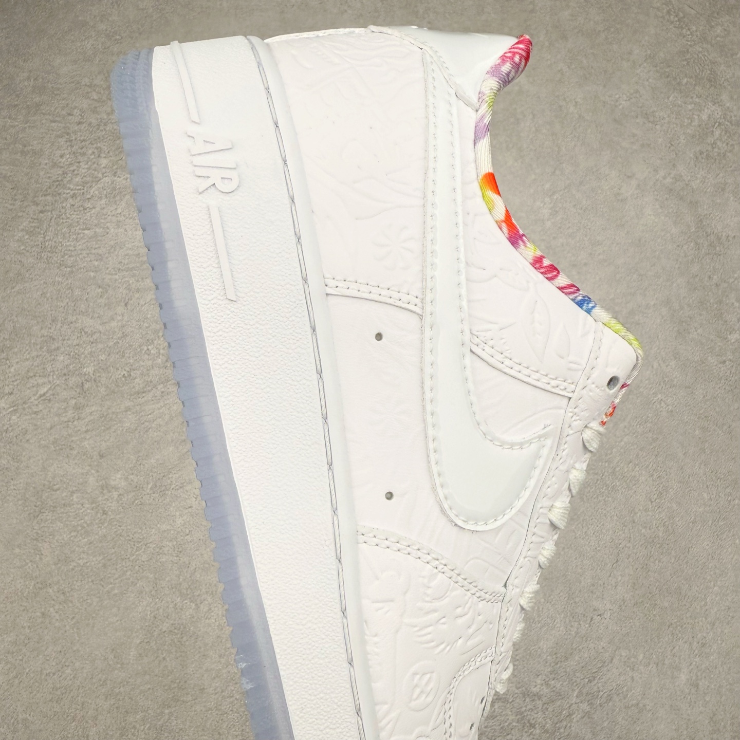 图片[6]-＃XT纯原 NK Air Force 1´07 Low 空军一号低帮百搭休闲运动板鞋 CU8870-117 顶级批次 2022全新楦头鞋型 鱼鳞大底 历时开发三个月 清洁度完美 二维码鞋标 内置芯片及solo气垫 大底高度及其弧度依照正品 钢印 logo刺绣 鞋口弧度 鞋头长度 鞋面冲孔 鞋垫背胶及钢印 完美鞋型对比正品 每一处都是细节满满 柔软、弹性十足的缓震性能和出色的中底设计 横跨复古与现代的外型结合 造就出风靡全球 三十多年的Force 1 直到今天还深受青睐 实拍调校N版已经零色差零失真 百分百还原实物色彩所见即所得 不存在货不对板色差等低级问题 选购参考实物拍摄 不混卖不参货 只用心做好货严格选品 承诺混一赔十 尺码：36 36.5 37.5 38 38.5 39 40 40.5 41 42 42.5 43 44 44.5 45-选品中心