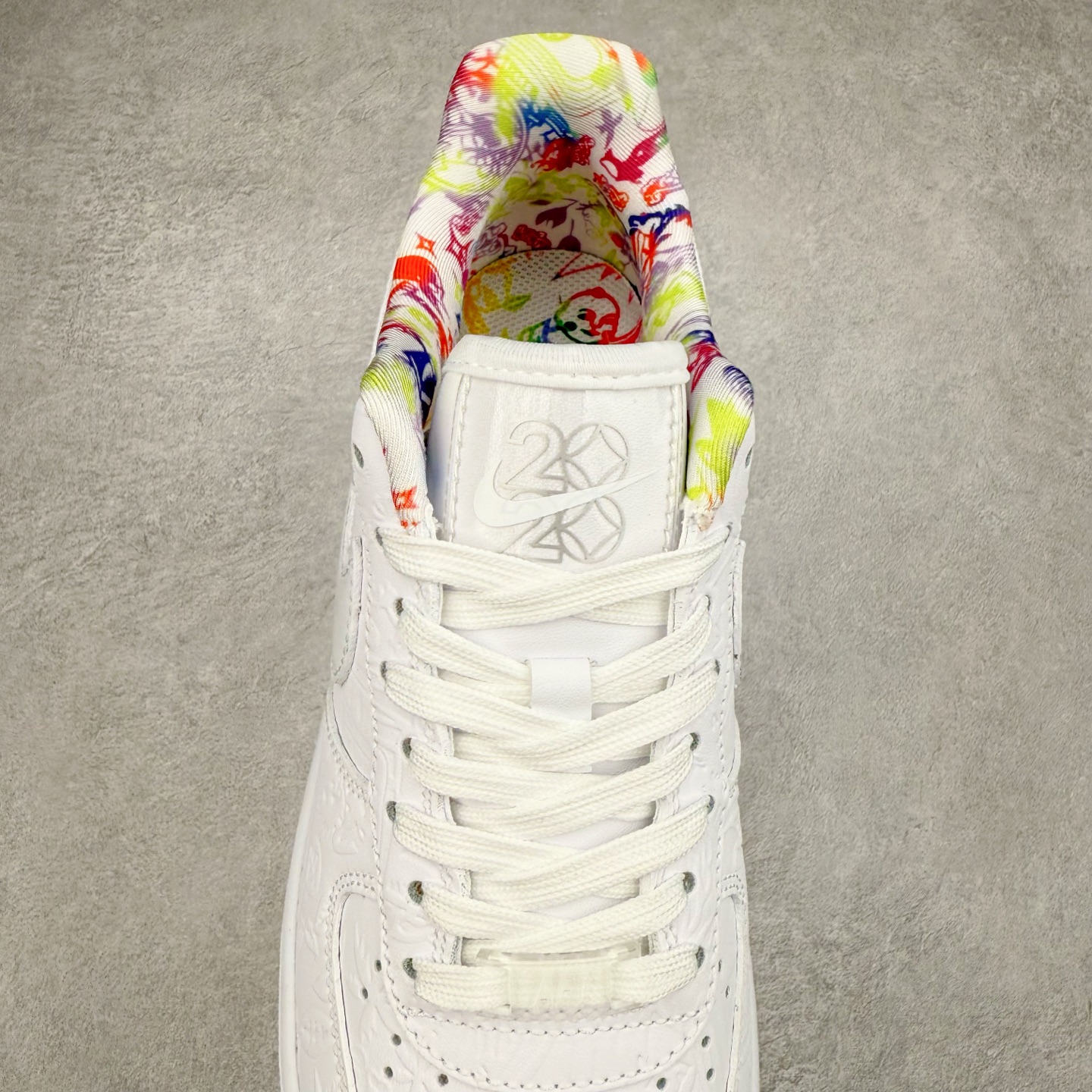 图片[5]-＃XT纯原 NK Air Force 1´07 Low 空军一号低帮百搭休闲运动板鞋 CU8870-117 顶级批次 2022全新楦头鞋型 鱼鳞大底 历时开发三个月 清洁度完美 二维码鞋标 内置芯片及solo气垫 大底高度及其弧度依照正品 钢印 logo刺绣 鞋口弧度 鞋头长度 鞋面冲孔 鞋垫背胶及钢印 完美鞋型对比正品 每一处都是细节满满 柔软、弹性十足的缓震性能和出色的中底设计 横跨复古与现代的外型结合 造就出风靡全球 三十多年的Force 1 直到今天还深受青睐 实拍调校N版已经零色差零失真 百分百还原实物色彩所见即所得 不存在货不对板色差等低级问题 选购参考实物拍摄 不混卖不参货 只用心做好货严格选品 承诺混一赔十 尺码：36 36.5 37.5 38 38.5 39 40 40.5 41 42 42.5 43 44 44.5 45-选品中心