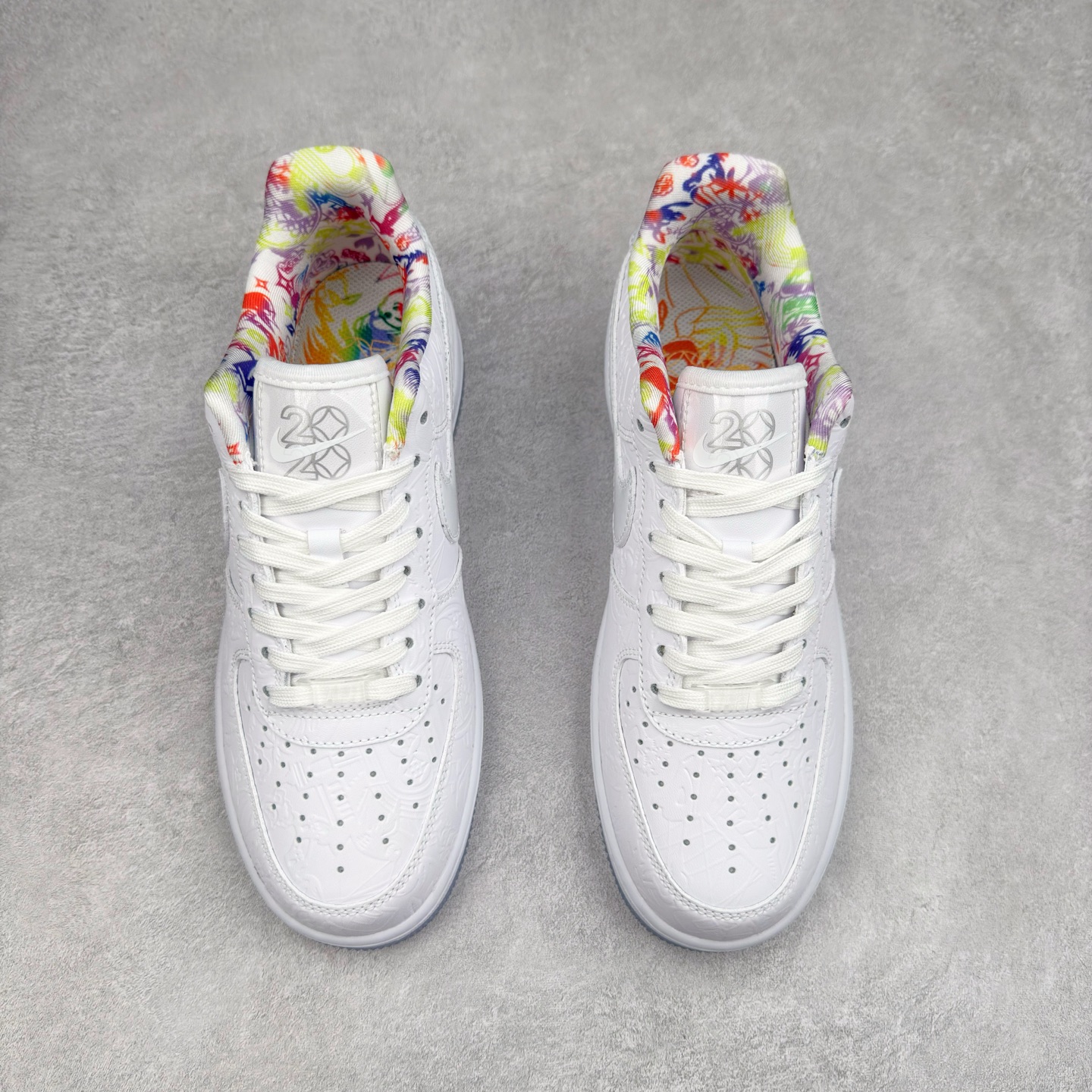 图片[2]-＃XT纯原 NK Air Force 1´07 Low 空军一号低帮百搭休闲运动板鞋 CU8870-117 顶级批次 2022全新楦头鞋型 鱼鳞大底 历时开发三个月 清洁度完美 二维码鞋标 内置芯片及solo气垫 大底高度及其弧度依照正品 钢印 logo刺绣 鞋口弧度 鞋头长度 鞋面冲孔 鞋垫背胶及钢印 完美鞋型对比正品 每一处都是细节满满 柔软、弹性十足的缓震性能和出色的中底设计 横跨复古与现代的外型结合 造就出风靡全球 三十多年的Force 1 直到今天还深受青睐 实拍调校N版已经零色差零失真 百分百还原实物色彩所见即所得 不存在货不对板色差等低级问题 选购参考实物拍摄 不混卖不参货 只用心做好货严格选品 承诺混一赔十 尺码：36 36.5 37.5 38 38.5 39 40 40.5 41 42 42.5 43 44 44.5 45-选品中心