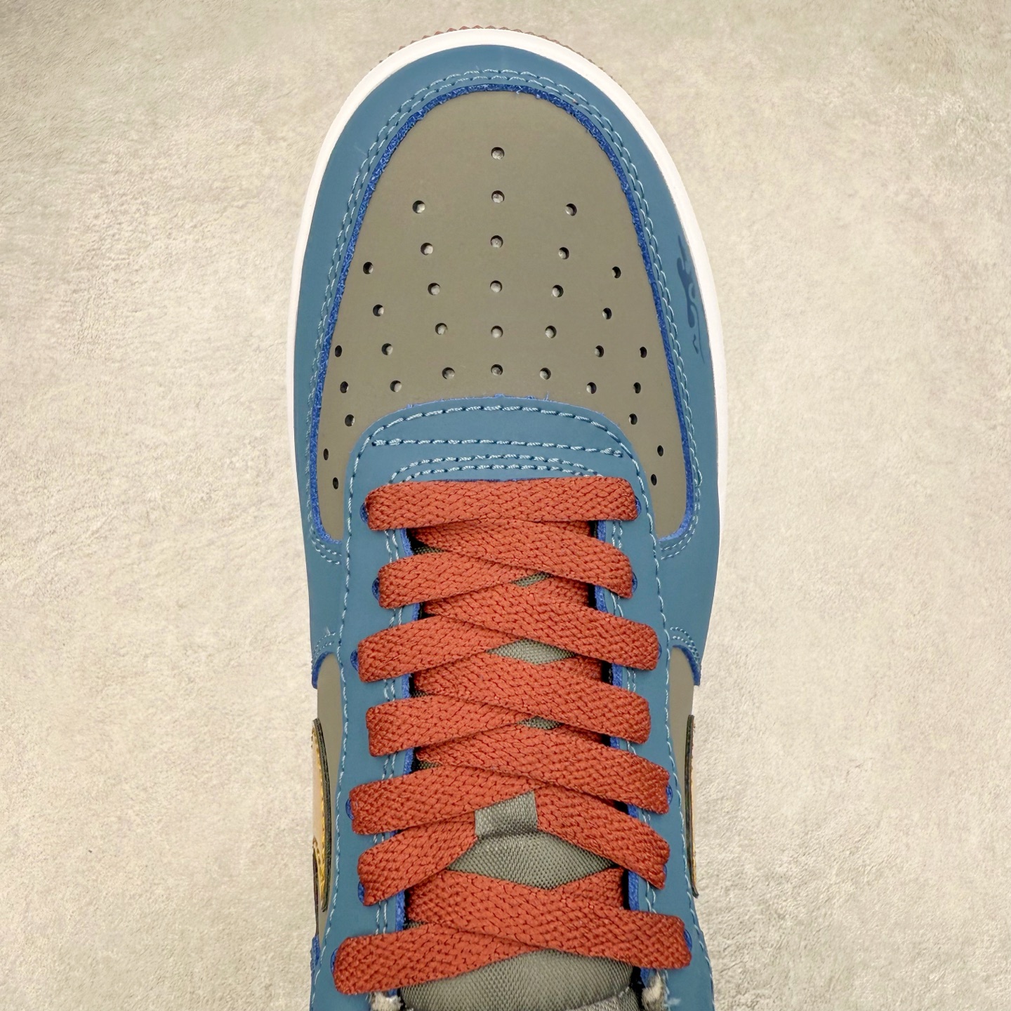 图片[4]-＃XT纯原 NK Air Force 1´07 Low 空军一号低帮百搭休闲运动板鞋 CW2288-111 顶级批次 2022全新楦头鞋型 鱼鳞大底 历时开发三个月 清洁度完美 二维码鞋标 内置芯片及solo气垫 大底高度及其弧度依照正品 钢印 logo刺绣 鞋口弧度 鞋头长度 鞋面冲孔 鞋垫背胶及钢印 完美鞋型对比正品 每一处都是细节满满 柔软、弹性十足的缓震性能和出色的中底设计 横跨复古与现代的外型结合 造就出风靡全球 三十多年的Force 1 直到今天还深受青睐 实拍调校N版已经零色差零失真 百分百还原实物色彩所见即所得 不存在货不对板色差等低级问题 选购参考实物拍摄 不混卖不参货 只用心做好货严格选品 承诺混一赔十 尺码：36 36.5 37.5 38 38.5 39 40 40.5 41 42 42.5 43 44 44.5 45-选品中心