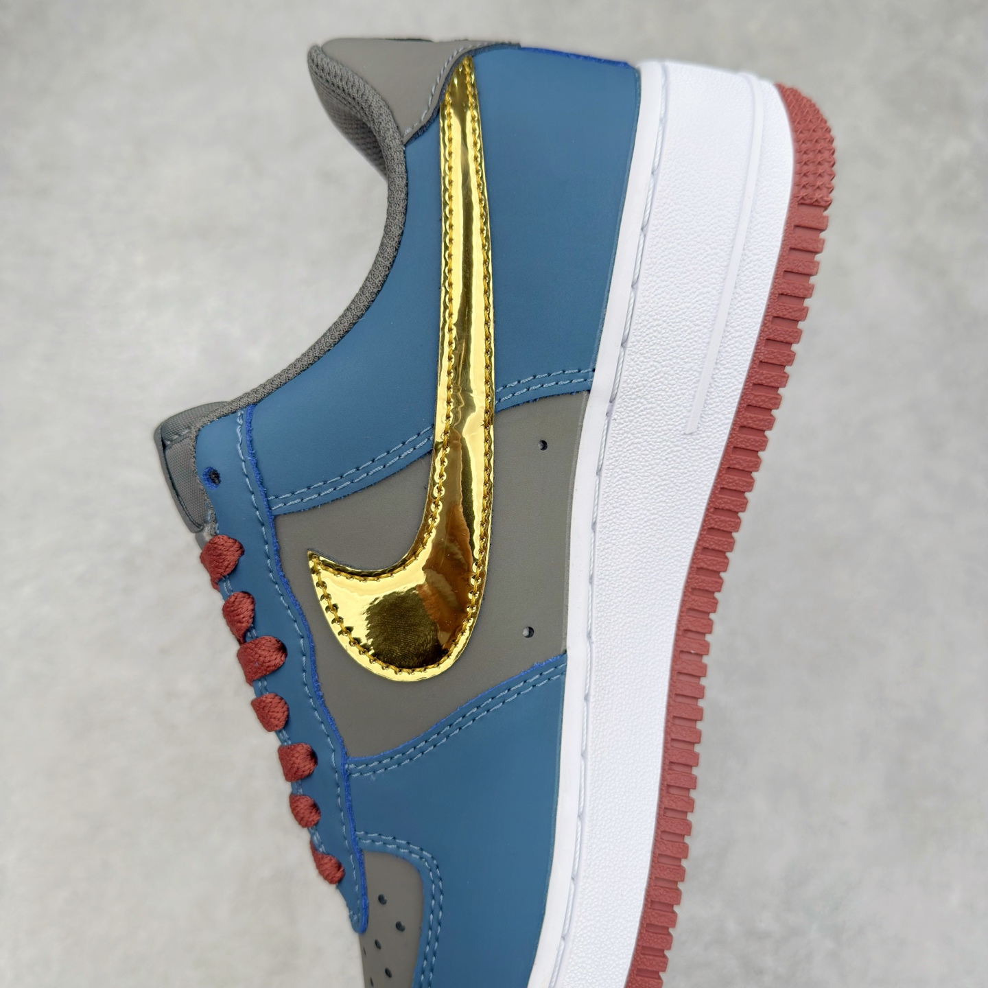 图片[7]-＃XT纯原 NK Air Force 1´07 Low 空军一号低帮百搭休闲运动板鞋 CW2288-111 顶级批次 2022全新楦头鞋型 鱼鳞大底 历时开发三个月 清洁度完美 二维码鞋标 内置芯片及solo气垫 大底高度及其弧度依照正品 钢印 logo刺绣 鞋口弧度 鞋头长度 鞋面冲孔 鞋垫背胶及钢印 完美鞋型对比正品 每一处都是细节满满 柔软、弹性十足的缓震性能和出色的中底设计 横跨复古与现代的外型结合 造就出风靡全球 三十多年的Force 1 直到今天还深受青睐 实拍调校N版已经零色差零失真 百分百还原实物色彩所见即所得 不存在货不对板色差等低级问题 选购参考实物拍摄 不混卖不参货 只用心做好货严格选品 承诺混一赔十 尺码：36 36.5 37.5 38 38.5 39 40 40.5 41 42 42.5 43 44 44.5 45-选品中心