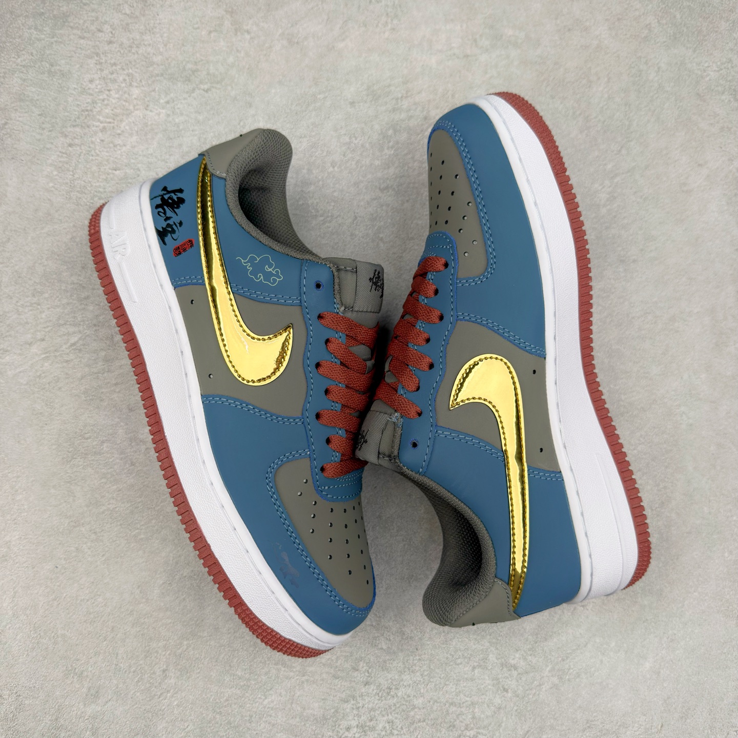 图片[3]-＃XT纯原 NK Air Force 1´07 Low 空军一号低帮百搭休闲运动板鞋 CW2288-111 顶级批次 2022全新楦头鞋型 鱼鳞大底 历时开发三个月 清洁度完美 二维码鞋标 内置芯片及solo气垫 大底高度及其弧度依照正品 钢印 logo刺绣 鞋口弧度 鞋头长度 鞋面冲孔 鞋垫背胶及钢印 完美鞋型对比正品 每一处都是细节满满 柔软、弹性十足的缓震性能和出色的中底设计 横跨复古与现代的外型结合 造就出风靡全球 三十多年的Force 1 直到今天还深受青睐 实拍调校N版已经零色差零失真 百分百还原实物色彩所见即所得 不存在货不对板色差等低级问题 选购参考实物拍摄 不混卖不参货 只用心做好货严格选品 承诺混一赔十 尺码：36 36.5 37.5 38 38.5 39 40 40.5 41 42 42.5 43 44 44.5 45-选品中心