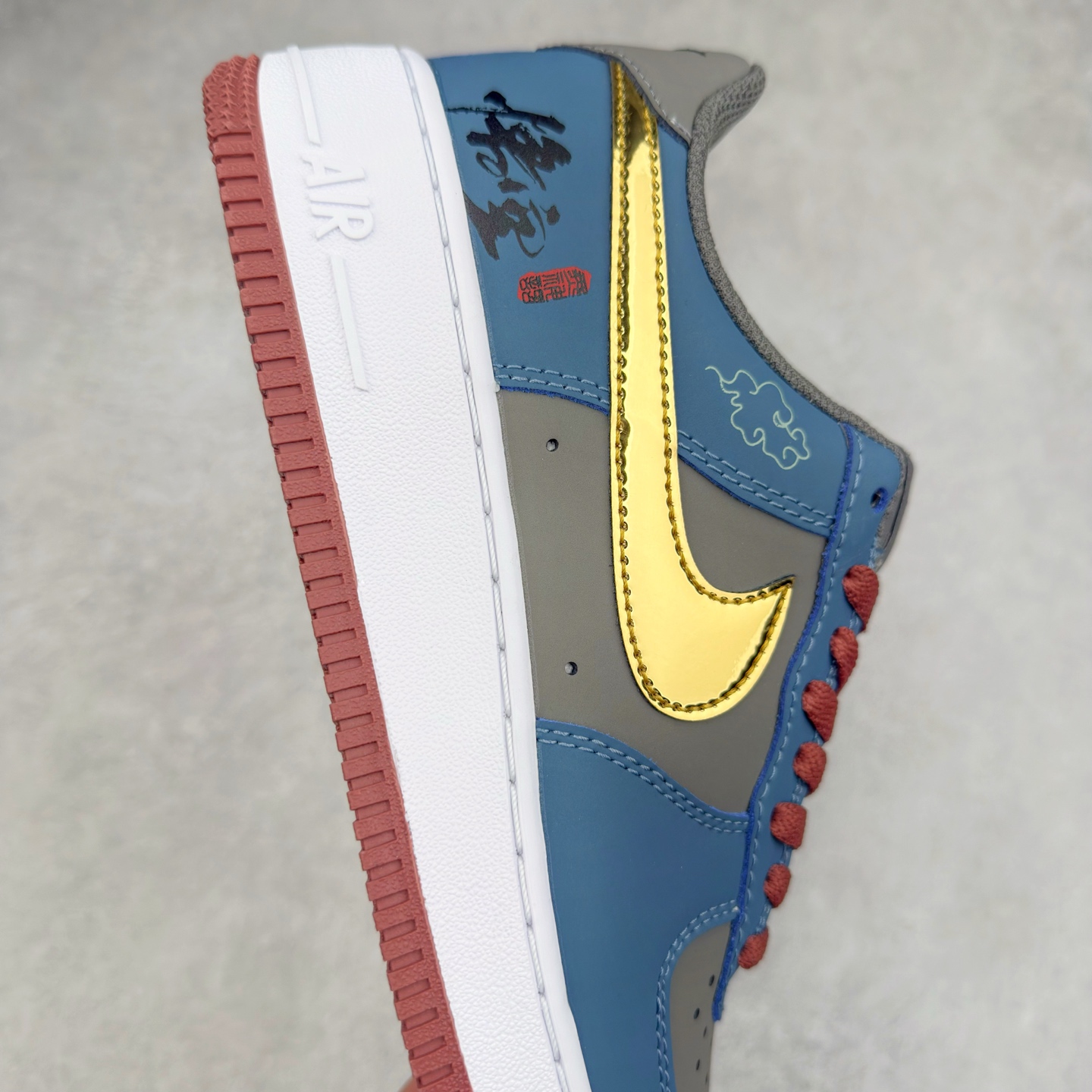 图片[6]-＃XT纯原 NK Air Force 1´07 Low 空军一号低帮百搭休闲运动板鞋 CW2288-111 顶级批次 2022全新楦头鞋型 鱼鳞大底 历时开发三个月 清洁度完美 二维码鞋标 内置芯片及solo气垫 大底高度及其弧度依照正品 钢印 logo刺绣 鞋口弧度 鞋头长度 鞋面冲孔 鞋垫背胶及钢印 完美鞋型对比正品 每一处都是细节满满 柔软、弹性十足的缓震性能和出色的中底设计 横跨复古与现代的外型结合 造就出风靡全球 三十多年的Force 1 直到今天还深受青睐 实拍调校N版已经零色差零失真 百分百还原实物色彩所见即所得 不存在货不对板色差等低级问题 选购参考实物拍摄 不混卖不参货 只用心做好货严格选品 承诺混一赔十 尺码：36 36.5 37.5 38 38.5 39 40 40.5 41 42 42.5 43 44 44.5 45-选品中心