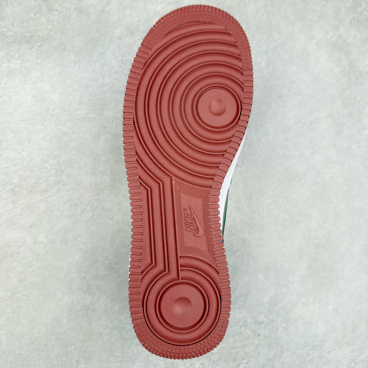 图片[9]-＃XT纯原 NK Air Force 1´07 Low 空军一号低帮百搭休闲运动板鞋 CW2288-111 顶级批次 2022全新楦头鞋型 鱼鳞大底 历时开发三个月 清洁度完美 二维码鞋标 内置芯片及solo气垫 大底高度及其弧度依照正品 钢印 logo刺绣 鞋口弧度 鞋头长度 鞋面冲孔 鞋垫背胶及钢印 完美鞋型对比正品 每一处都是细节满满 柔软、弹性十足的缓震性能和出色的中底设计 横跨复古与现代的外型结合 造就出风靡全球 三十多年的Force 1 直到今天还深受青睐 实拍调校N版已经零色差零失真 百分百还原实物色彩所见即所得 不存在货不对板色差等低级问题 选购参考实物拍摄 不混卖不参货 只用心做好货严格选品 承诺混一赔十 尺码：36 36.5 37.5 38 38.5 39 40 40.5 41 42 42.5 43 44 44.5 45-选品中心