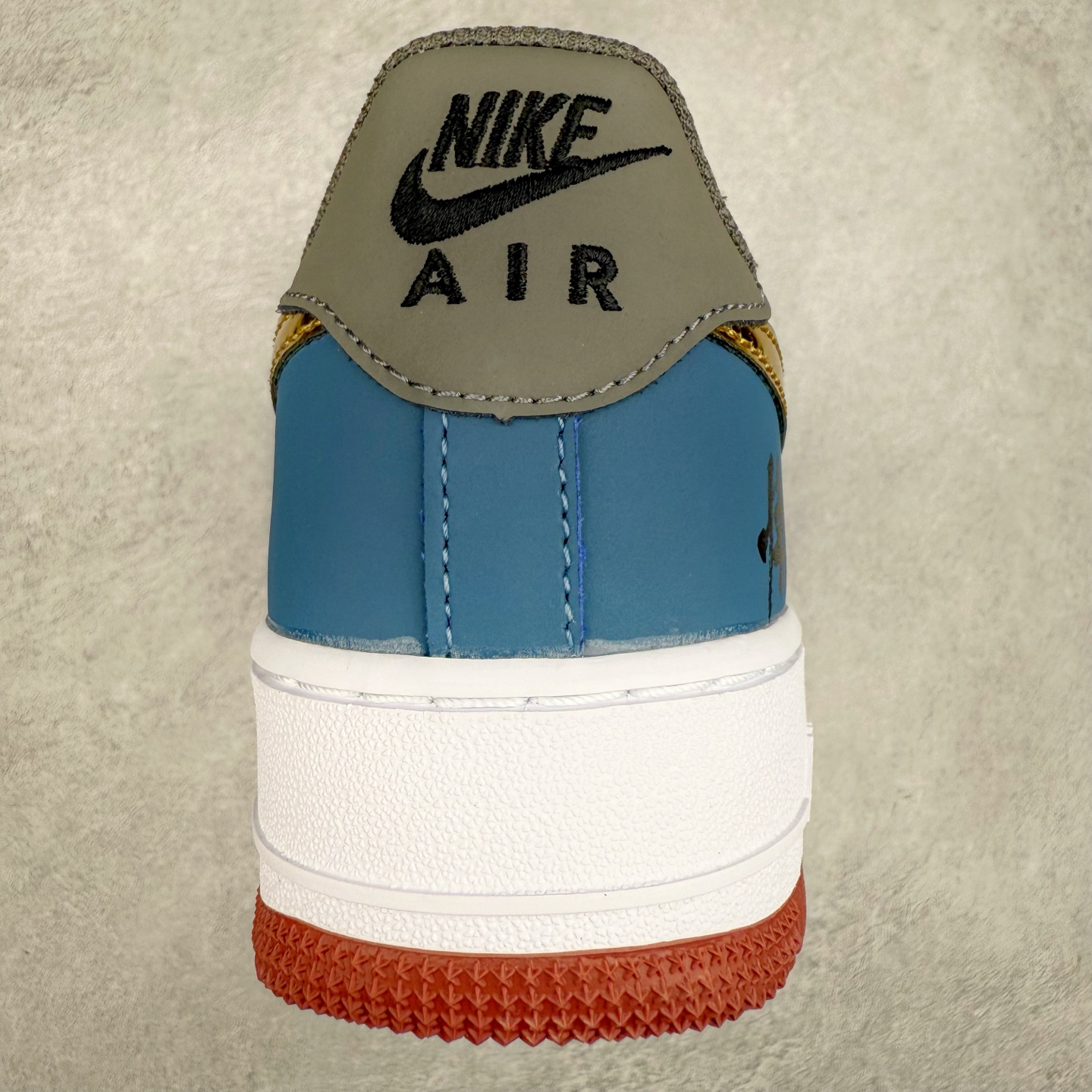 图片[8]-＃XT纯原 NK Air Force 1´07 Low 空军一号低帮百搭休闲运动板鞋 CW2288-111 顶级批次 2022全新楦头鞋型 鱼鳞大底 历时开发三个月 清洁度完美 二维码鞋标 内置芯片及solo气垫 大底高度及其弧度依照正品 钢印 logo刺绣 鞋口弧度 鞋头长度 鞋面冲孔 鞋垫背胶及钢印 完美鞋型对比正品 每一处都是细节满满 柔软、弹性十足的缓震性能和出色的中底设计 横跨复古与现代的外型结合 造就出风靡全球 三十多年的Force 1 直到今天还深受青睐 实拍调校N版已经零色差零失真 百分百还原实物色彩所见即所得 不存在货不对板色差等低级问题 选购参考实物拍摄 不混卖不参货 只用心做好货严格选品 承诺混一赔十 尺码：36 36.5 37.5 38 38.5 39 40 40.5 41 42 42.5 43 44 44.5 45-选品中心