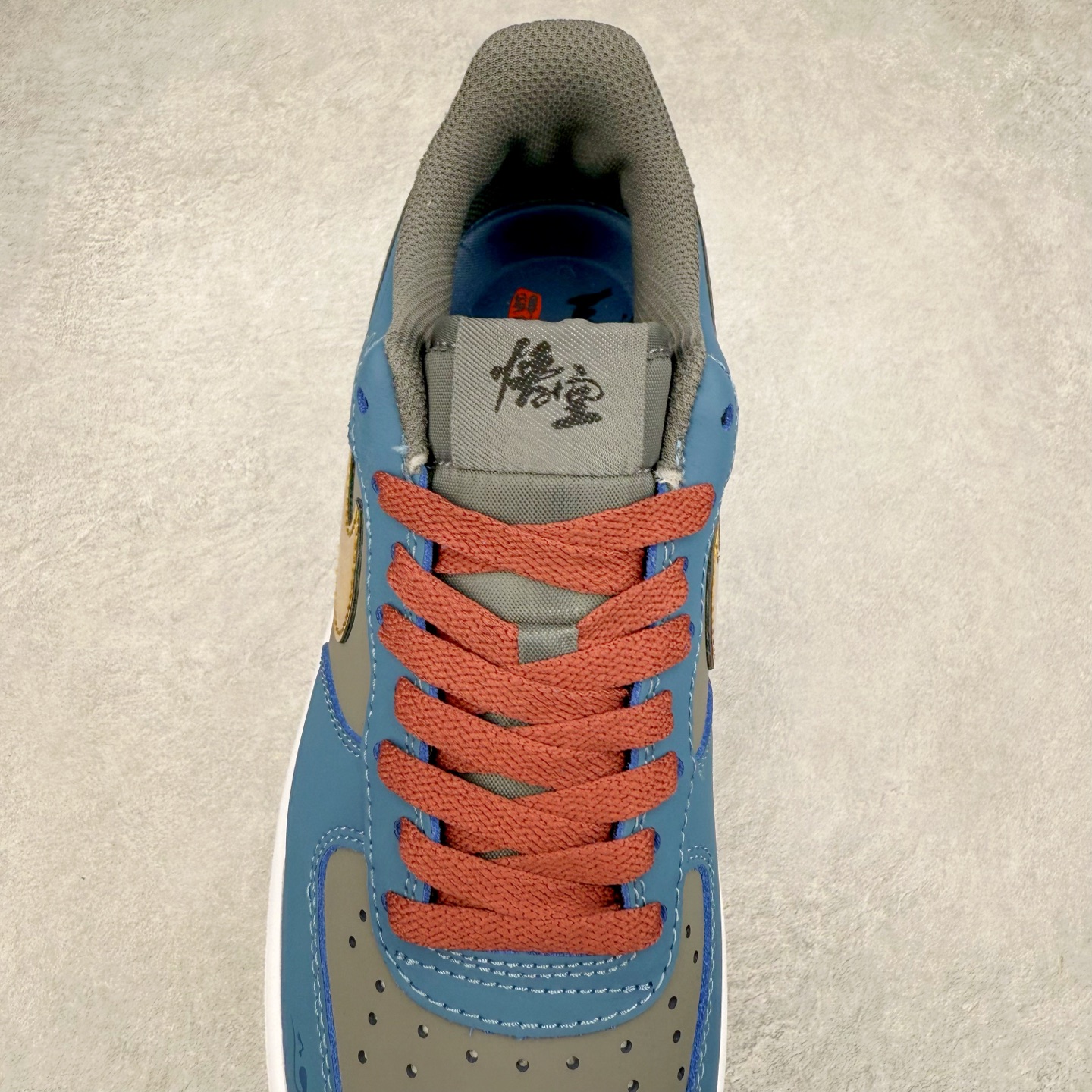 图片[5]-＃XT纯原 NK Air Force 1´07 Low 空军一号低帮百搭休闲运动板鞋 CW2288-111 顶级批次 2022全新楦头鞋型 鱼鳞大底 历时开发三个月 清洁度完美 二维码鞋标 内置芯片及solo气垫 大底高度及其弧度依照正品 钢印 logo刺绣 鞋口弧度 鞋头长度 鞋面冲孔 鞋垫背胶及钢印 完美鞋型对比正品 每一处都是细节满满 柔软、弹性十足的缓震性能和出色的中底设计 横跨复古与现代的外型结合 造就出风靡全球 三十多年的Force 1 直到今天还深受青睐 实拍调校N版已经零色差零失真 百分百还原实物色彩所见即所得 不存在货不对板色差等低级问题 选购参考实物拍摄 不混卖不参货 只用心做好货严格选品 承诺混一赔十 尺码：36 36.5 37.5 38 38.5 39 40 40.5 41 42 42.5 43 44 44.5 45-选品中心