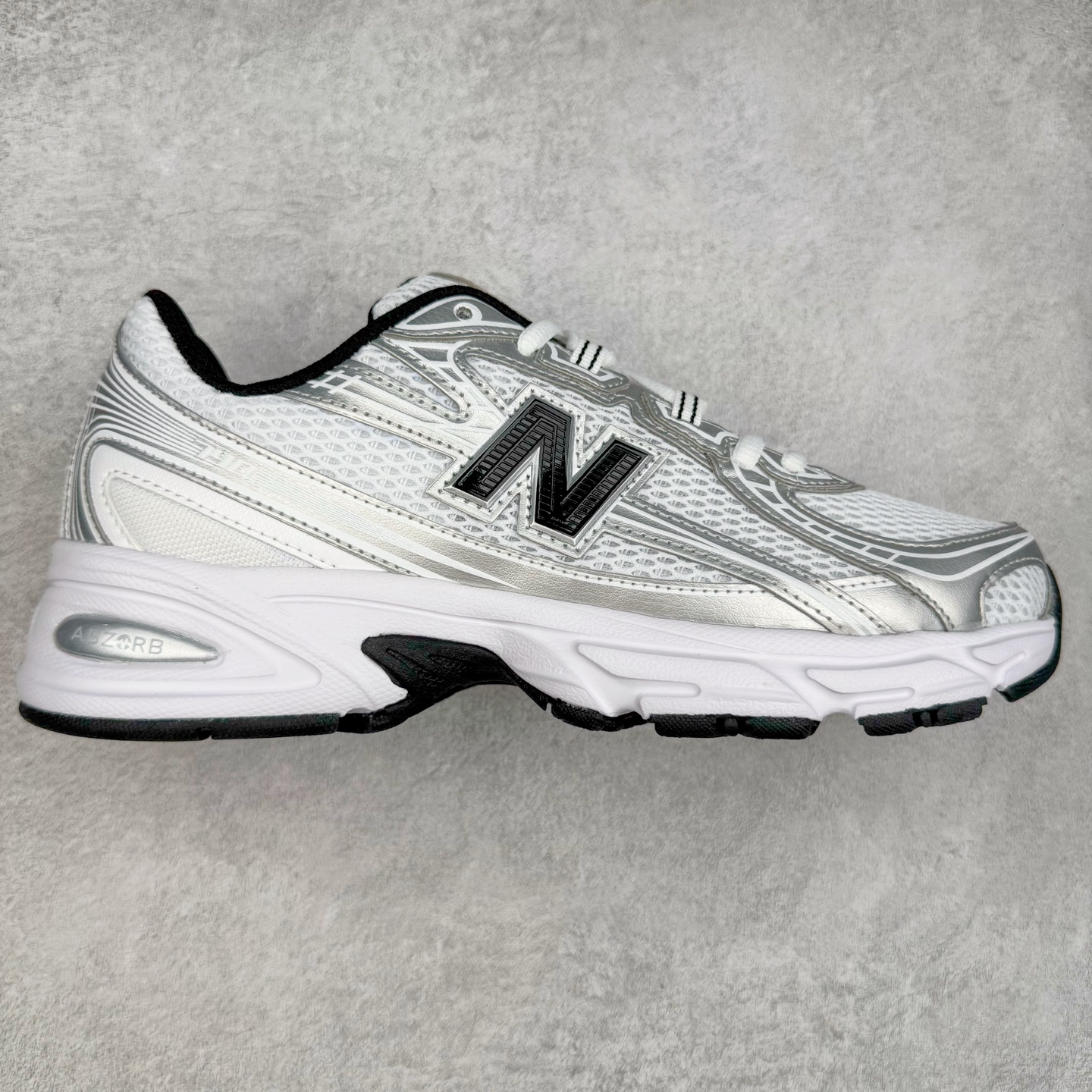 ＃福利特价 New Balance MR740 NB新百伦系列复古老爹风休闲运动慢跑鞋 采用轻质牛剖革拼接透气网眼衬垫织物鞋面材质 T-Beam大底提供足步弓支撑 保持步态稳定#后跟搭载外露缓震胶 鞋身整体以各种深浅不一的灰色覆盖 鞋头以淡蓝色调装饰，网眼衬垫通过不规律的色块实现做旧的美感 泛黄的鞋底更是进一步增添了复古气息 尺码：36 37 37.5 38 38.5 39.5 40 40.5 41.5 42 42.5 43 44 45-选品中心