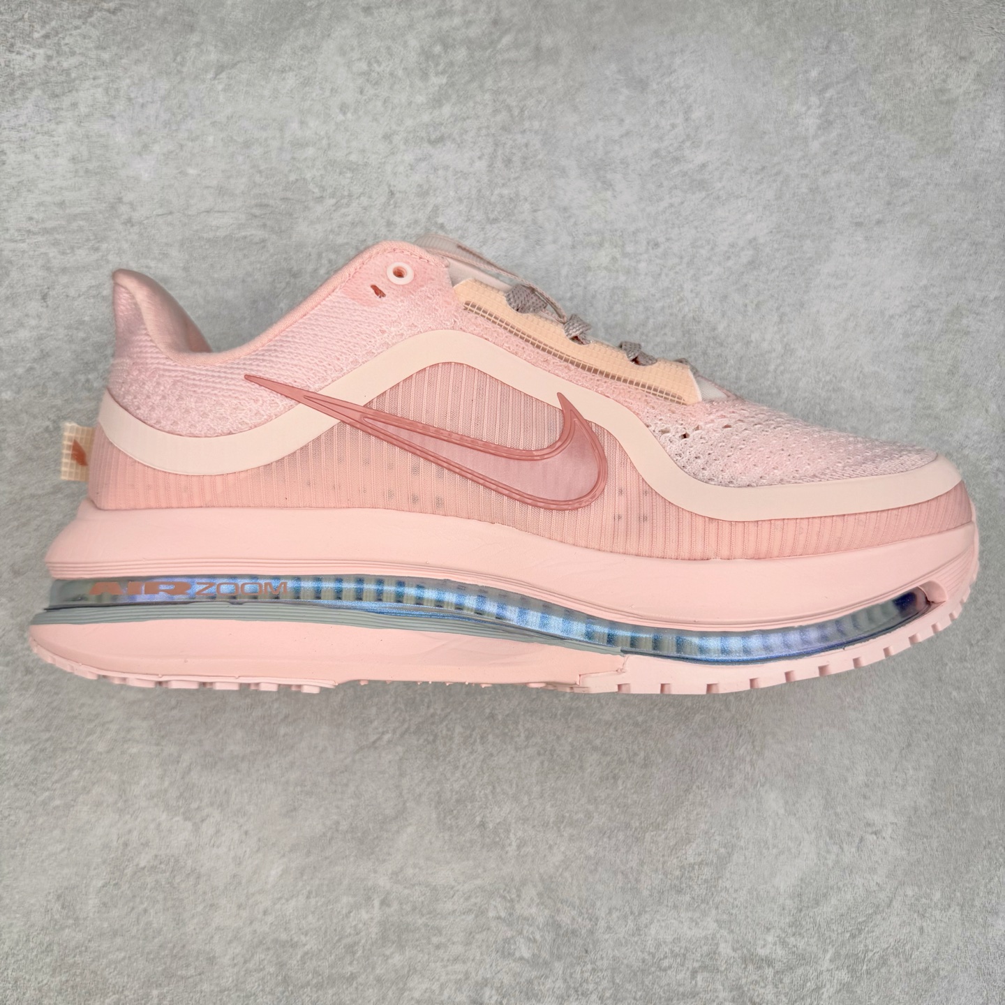 ＃纯原 NK Pegasus Premium 飞马全掌气垫跑步运动鞋 HQ2593-601 气垫的究极进化 NIKE2025新王炸 • 在特有Air科技加持下，耐克带来全新Pegasus Premium。这款跑鞋在传承耐克飞马（Pegasus）系列标志性的缓震功能的同时，将首次搭载耐克的塑型可视化Air Zoom气垫单元。• 塑型Air Zoom气垫单元贴合脚部的自然轮廓，帮助跑者在从后跟到脚趾的过渡中能够有效传递力量，带来一种前所未有的轻盈、顺畅回馈体验。中底采用ZoomX泡绵，后跟则使用ReactX泡绵，为跑者提供稳定流畅的推进感。• 塑型可视化Air Zoom气垫单元和精心配置的泡绵组合，让Pegasus Premium成为耐克飞马系列中颇具能量回馈的鞋款。• 全新Pegasus Premium不仅展示了耐克势头强劲的创新周期，证明了其特有的Air科技的强大实力，更体现了耐克倾听和服务运动员的能力。尺码：36 36.5 37.5 38 38.5 39 40 40.5 41 42 42.5 43 44 44.5 45-选品中心