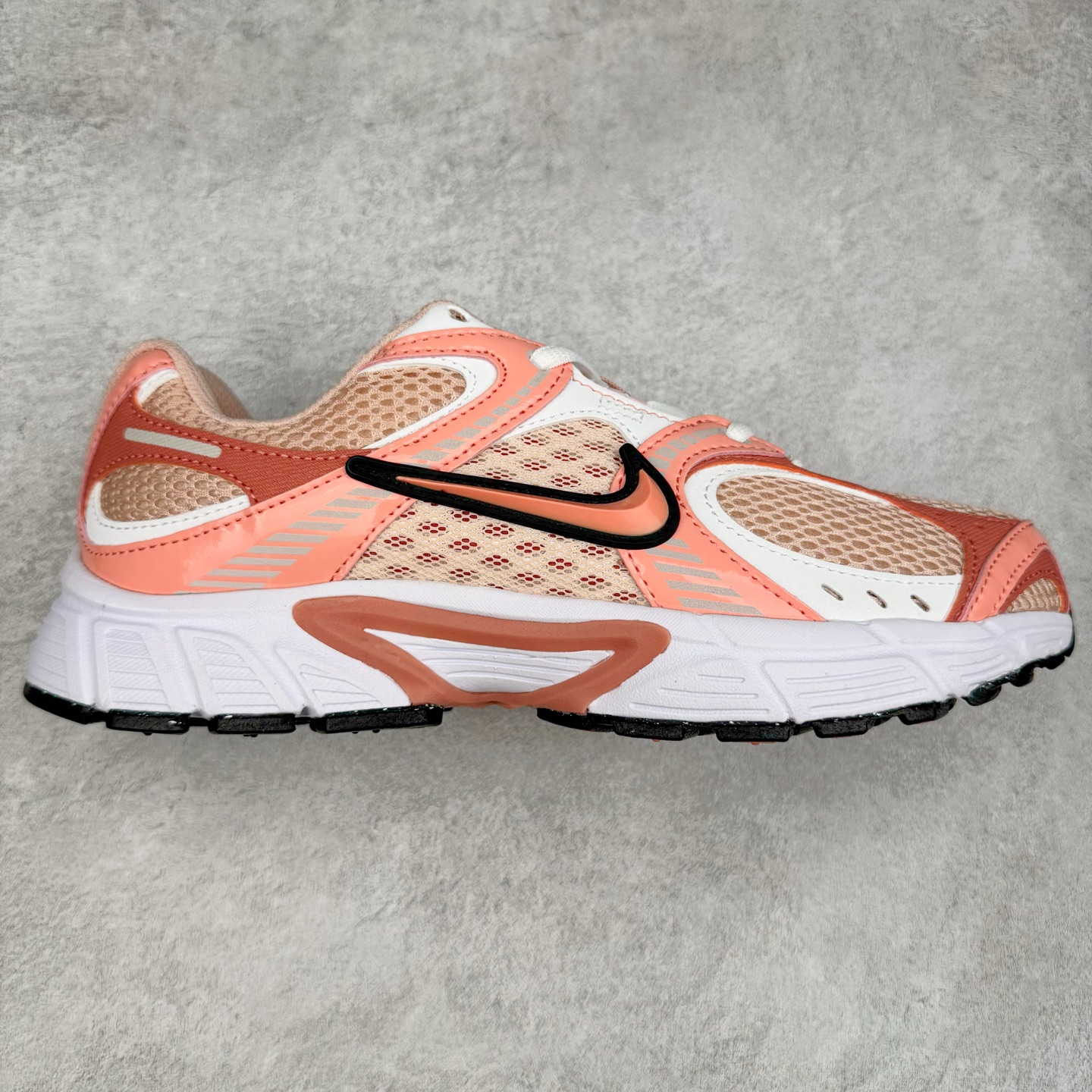 NK V5 RNR 舒适百搭防滑耐磨低帮跑步鞋 IF2330-600 舒适有型适合日常穿着 该鞋款延续千禧年经典设计搭载泡绵中底 厚实而轻盈匠心细节巧搭立体耐克勾标志焕新演绎复古跑鞋 鞋款从千禧年美学汲取灵感 混搭多种材质突显层次感立体感和传统跑步风范 尺码:36 36.5 37.5 38 38.5 39 40 40.5 41 42 42.5 43 44 44.5 45-选品中心