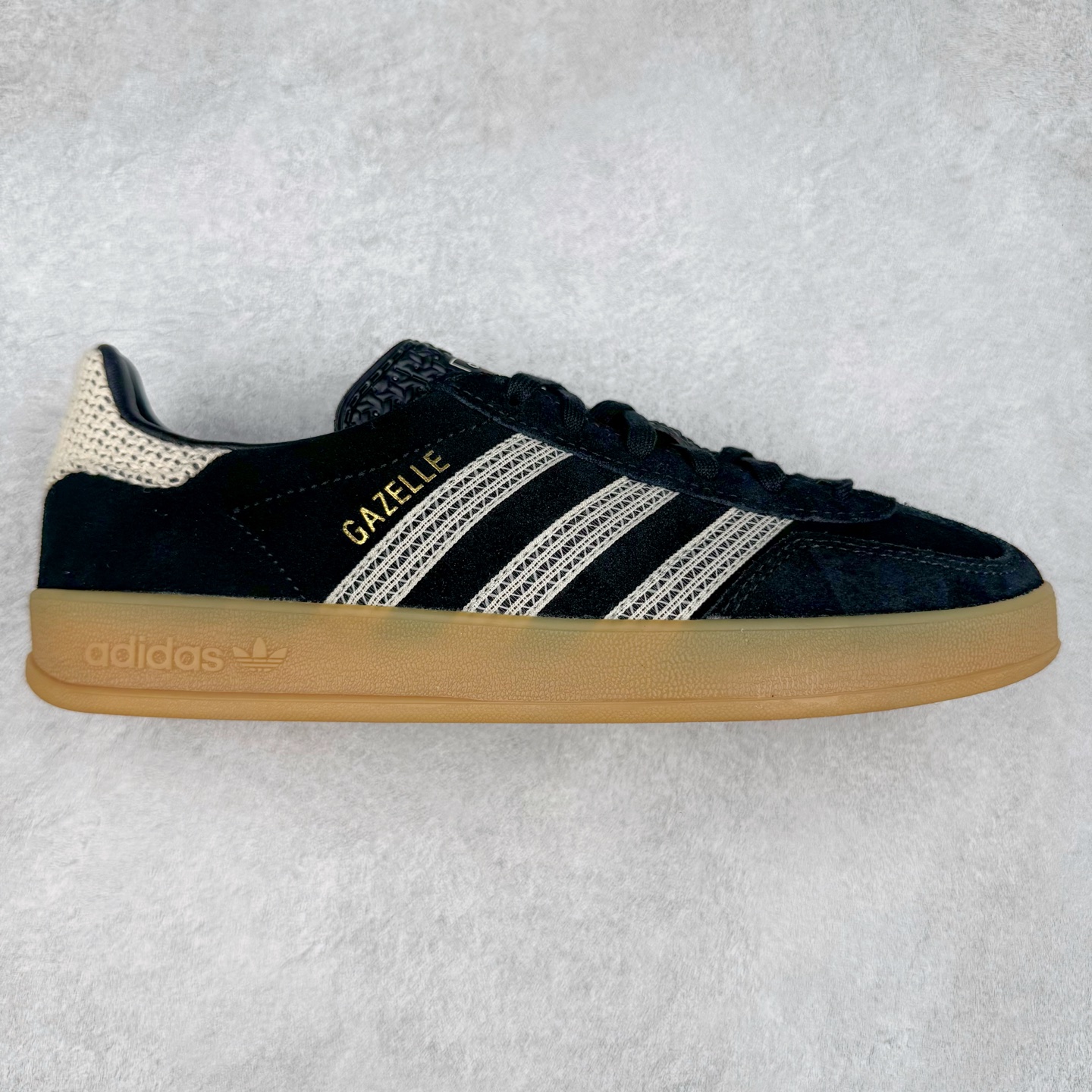 ＃HP纯原 AD Original Gazelle Trainers 瞪羚室内鞋系列低帮复古百搭休闲运动德训风板鞋 JI2755 高端零售特供批次 原厂定制长毛翻毛皮组合环保纤维革鞋面材质 内置环保海玻璃鞋垫 外置RB橡胶大底 产品品控稳定性领先行业 原厂全套原楦原纸板冲刀磨具开发 原厂皮料加持 原厂港宝加持定型后跟R度完美 将复古进行到底 简约流畅 三十年不变经典 这款Gazelle运动鞋 无论面料、配色、质感或设计 都只在重现其1991年原款的经典 皮革鞋面 撞色三条纹和鞋跟标的设计 力求呈现90年代的经典复古风潮 Samba火热的同时 也带动了其它的复古鞋型 Gazelle便是其中一只 Gazelle Indoor拥有包边更宽的T字型鞋头 更好的保护运动员的前掌 浓浓的复古氛围感 非常适合现在流行的Cleanfit风格 尺码：35.5 36 36⅔ 37⅓ 38 38⅔ 39⅓ 40 40⅔ 41⅓ 42 42⅔ 43⅓ 44 44⅔ 45-选品中心
