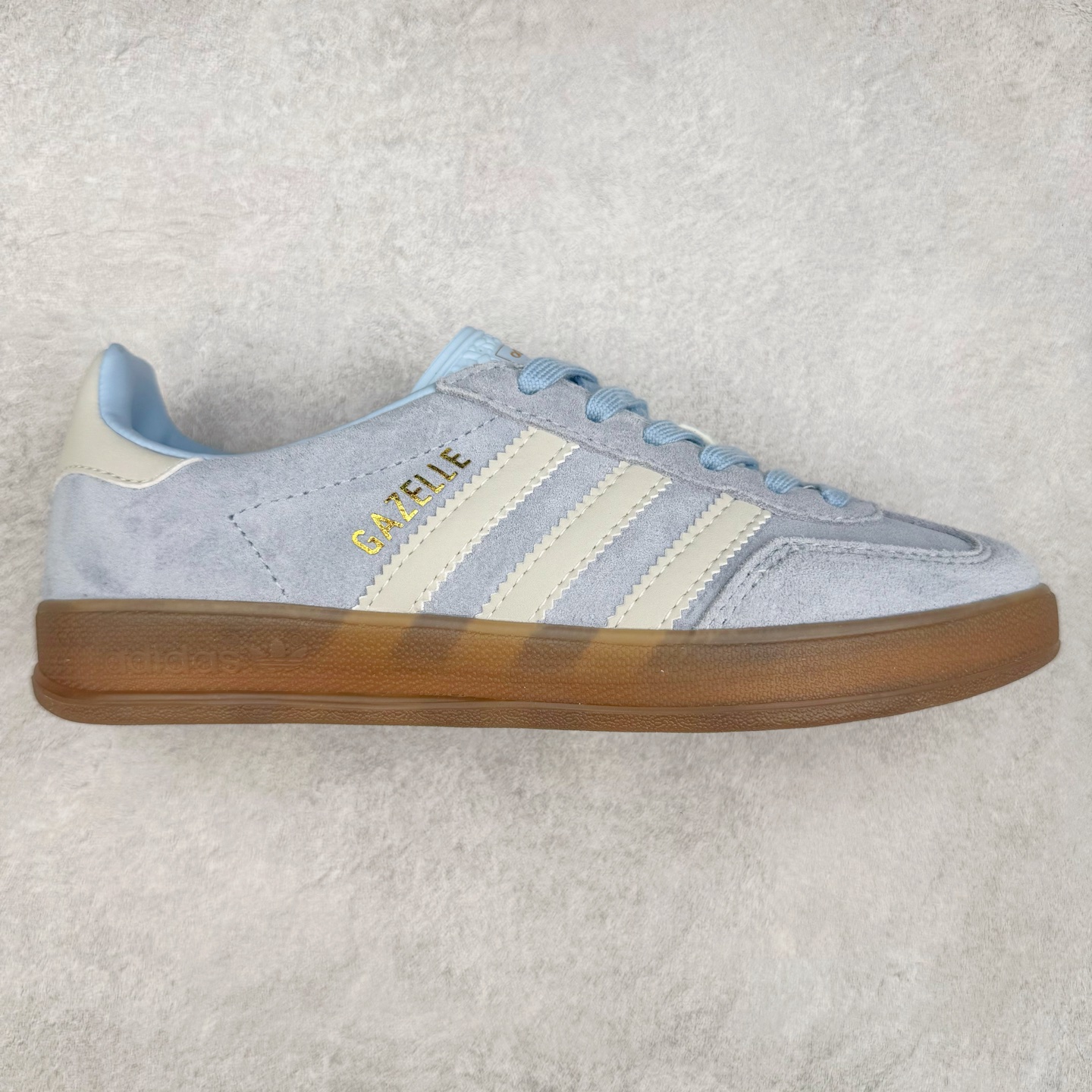 ＃HP纯原 AD Original Gazelle Trainers 瞪羚室内鞋系列低帮复古百搭休闲运动德训风板鞋 JI2717 高端零售特供批次 原厂定制长毛翻毛皮组合环保纤维革鞋面材质 内置环保海玻璃鞋垫 外置RB橡胶大底 产品品控稳定性领先行业 原厂全套原楦原纸板冲刀磨具开发 原厂皮料加持 原厂港宝加持定型后跟R度完美 将复古进行到底 简约流畅 三十年不变经典 这款Gazelle运动鞋 无论面料、配色、质感或设计 都只在重现其1991年原款的经典 皮革鞋面 撞色三条纹和鞋跟标的设计 力求呈现90年代的经典复古风潮 Samba火热的同时 也带动了其它的复古鞋型 Gazelle便是其中一只 Gazelle Indoor拥有包边更宽的T字型鞋头 更好的保护运动员的前掌 浓浓的复古氛围感 非常适合现在流行的Cleanfit风格 尺码：35.5 36 36⅔ 37⅓ 38 38⅔ 39⅓ 40 40⅔ 41⅓ 42 42⅔ 43⅓ 44 44⅔ 45-选品中心