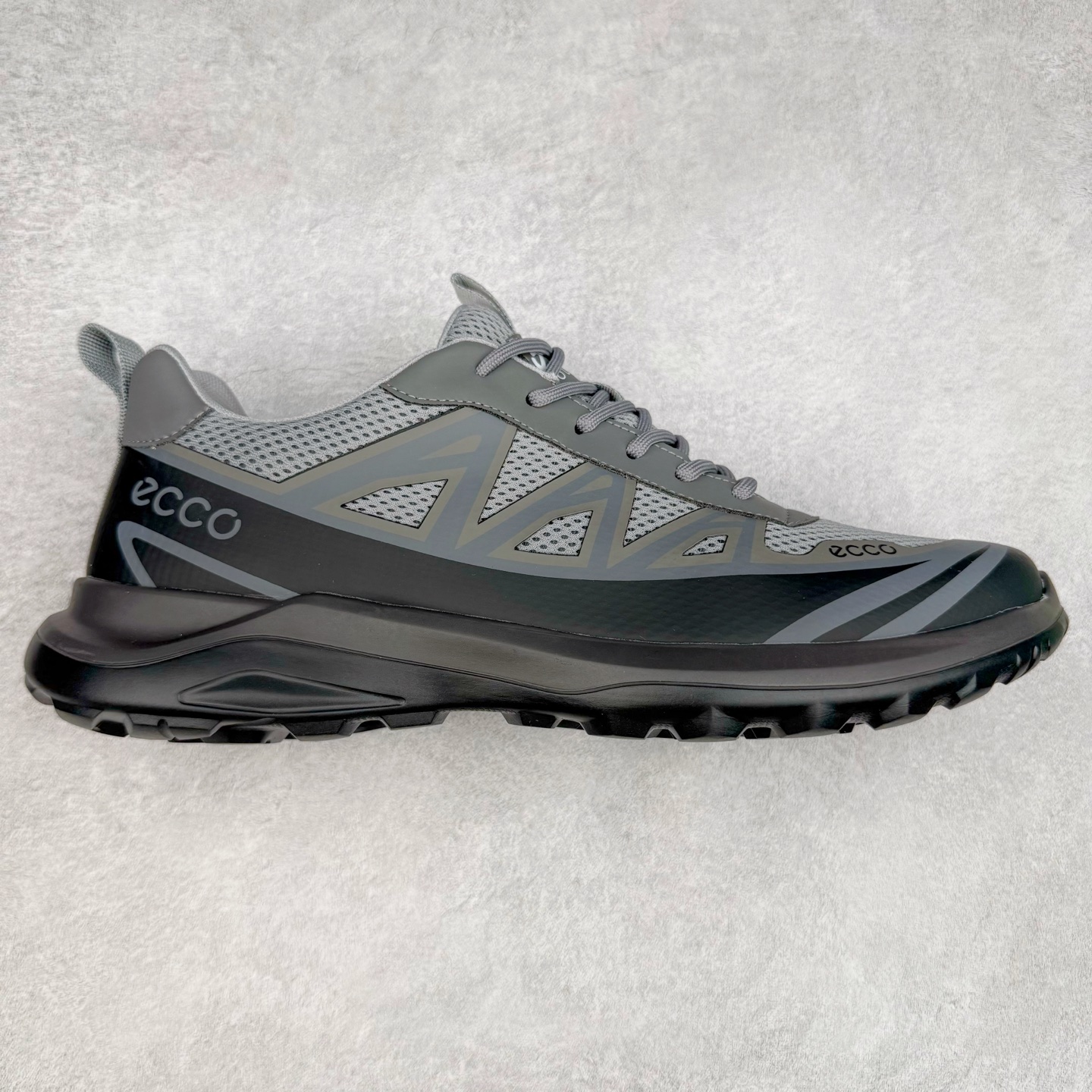 ECCO爱步男鞋 夏季运动鞋潮酷时尚跑步鞋男 街头户外系列 鞋面采用优质网布与皮质贴片手工制成，舒适透气肌肤，亲肤内里，透气性能良好 保持足底干爽舒适 简约系带设计 贴合双脚自由调配，便捷美观 坚韧耐用 防滑橡胶鞋底 缓冲缓震，耐磨柔软兼具舒适度 柔韧质感 打破繁琐选择 追逐自由态度 新潮个性 时尚有腔调 吸精力爆表 尺码：38 39 40 41 42 43 44 （皮鞋码）-选品中心