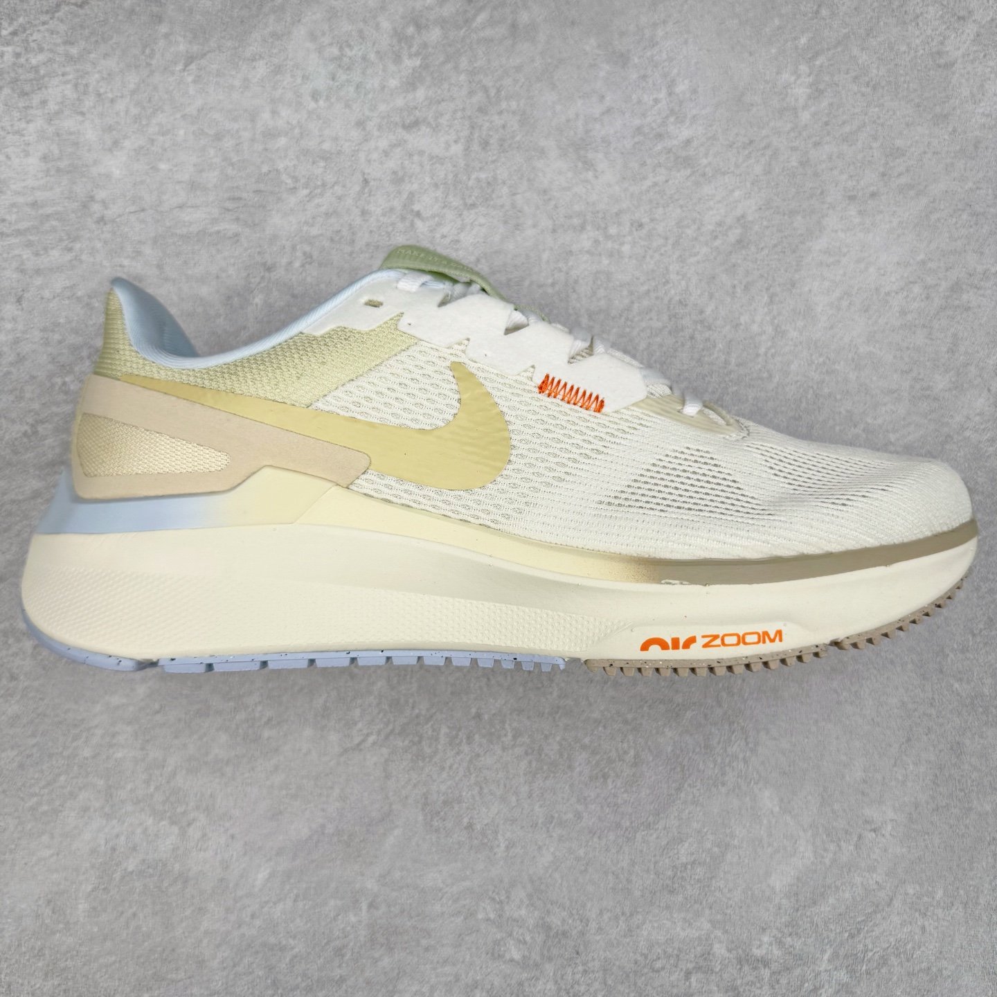 #TG纯原 NK Zoom Structure 25 舒适百搭低帮跑步鞋 独家渠道 市面未流通批次 奥莱直播间499 599一样的东西 碾压市面现存所有版本 公司一样的东西 超值回馈 帮你省钱 拥有 Zoom Air 一如既往的稳定感和流畅感 鞋面采用工程网眼设计 为特定高热区域营造出色透气性 进一步增加鞋面的穿孔数量 让足部能够快速散热 中足搭配 Flywire 飞线 在高速运动时营造舒适稳定的贴合感 内置Zoon气垫加持 动力十足 尺码：36 36.5 37.5 38 38.5 39 40 40.5 41 42 42.5 43 44 44.5 45-选品中心