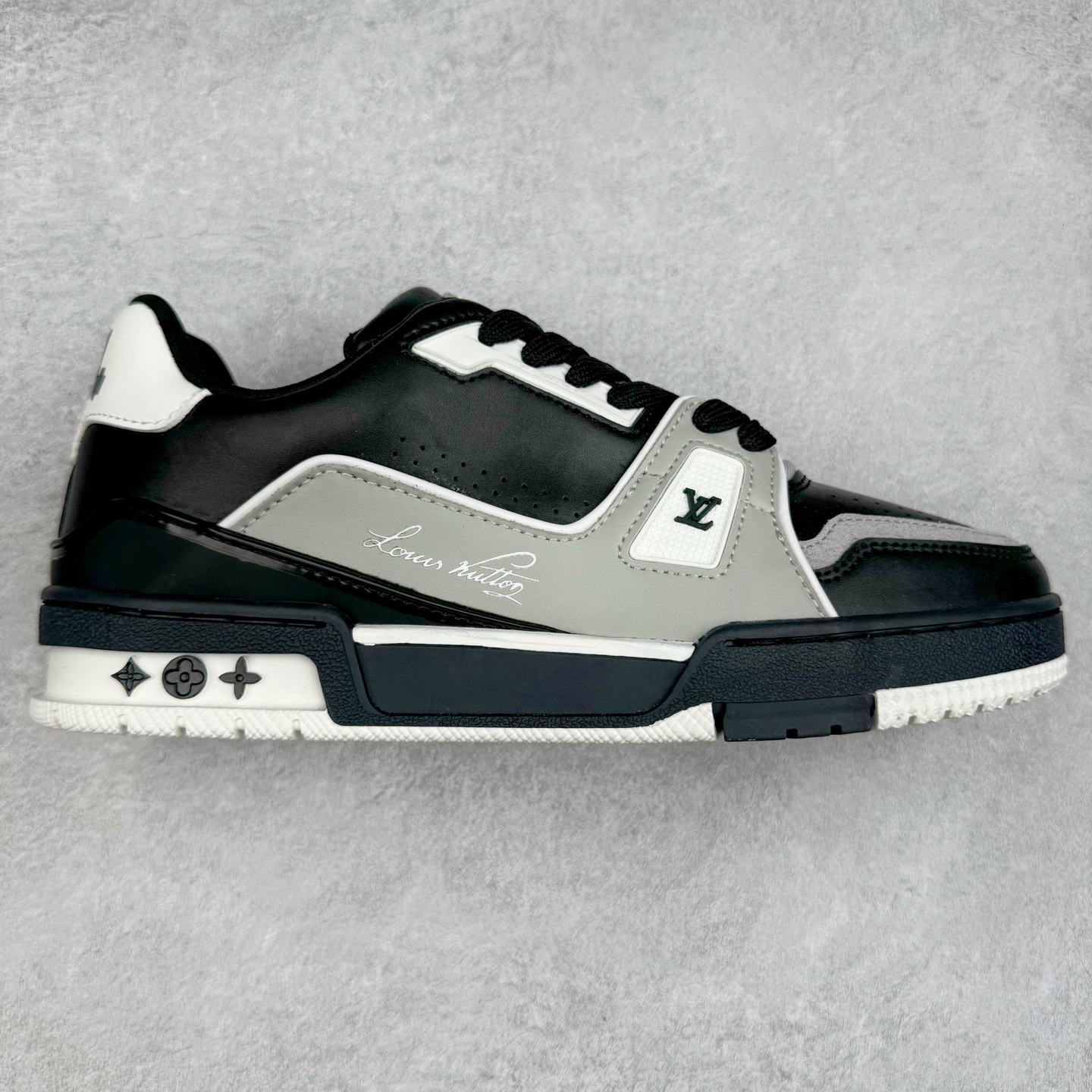 ＃TG Louis Vuitton Trainer lv时装走秀运动鞋板鞋 纯白 老外外贸私人订单 口碑实力大厂出品 出货即市场巅峰 全套原纸板楦头开发 原汁原味 完美呈现版型 原数据独家私模大底 超高清洁度 极限压缩成本 超级跑量款式 全套原楦原纸版原鞋开模 独家磨具开发男女鞋 全网最具灵魂的版型 正确原装黄色鞋盒 正确中底印花 鞋面印花3D高频深度立体 全鞋电脑针车 紧密相连 针距密度一致 环保乳胶注塑鞋垫 厚度脚感还原原版 皮面裁剪部位 统一油边封口工艺 原装橡胶大底含胶量大底组合零偏差 专柜全套包装 防尘袋 说明书 质保卡 尺码：35 36 37 38 39 40 41 42 43 44 45-选品中心