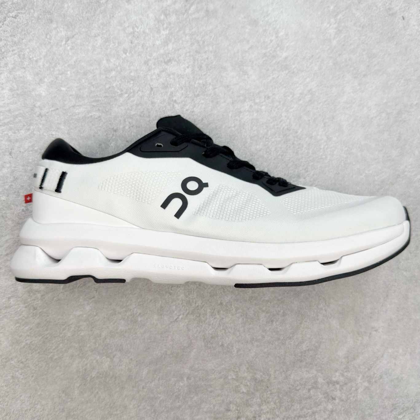 On昂跑 Cloudzone 柔软舒适防滑耐磨低帮休闲跑步鞋 昂跑运动品牌 开创于2010年 缓震着陆、强效回弹、轻柔质感的设计构思始终是ON研制关键 与此同时基于“为全球提供革新性的跑步感受”信念 陆续推出了多款跑鞋及其以专业运动人体跑步工程学为设计关键的功能性跑步服饰设备 让跑者不费力气地畅快畅跑 尺码：36 36.5 37.5 38 38.5 39 40 40.5 41 42 42.5 43 44 44.5 45-选品中心