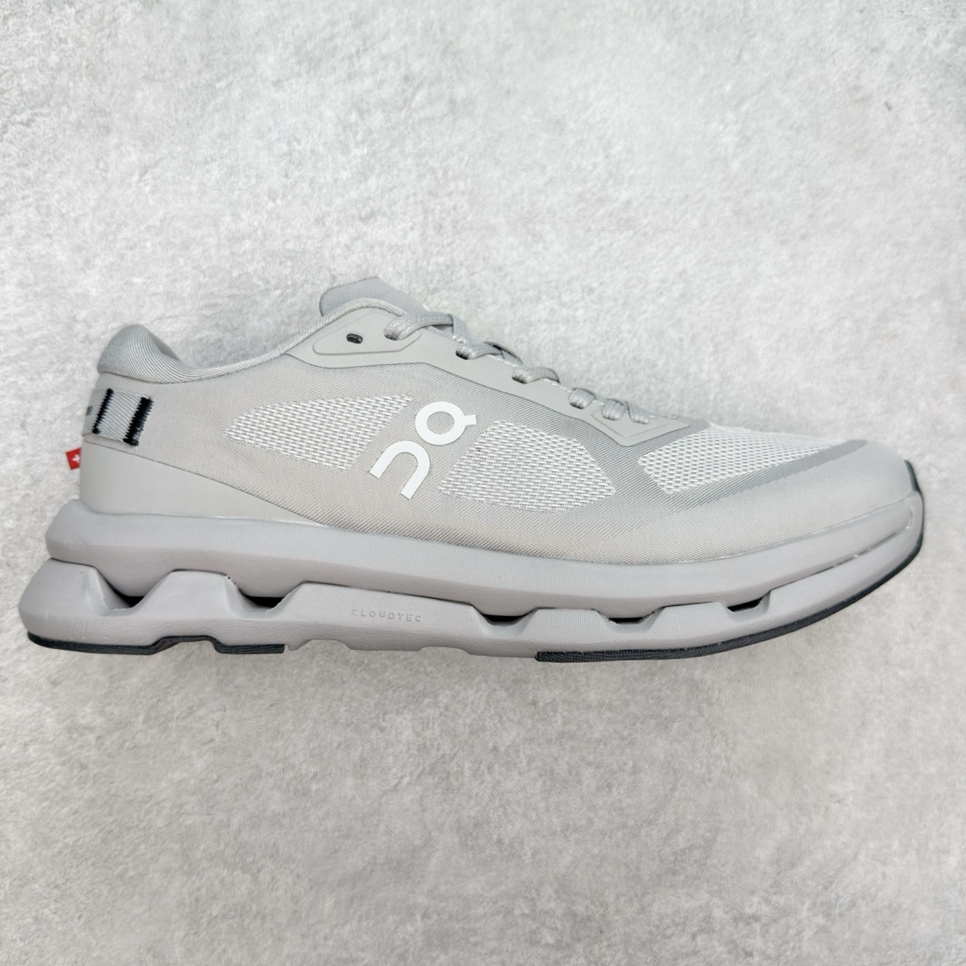 On昂跑 Cloudzone 柔软舒适防滑耐磨低帮休闲跑步鞋 昂跑运动品牌 开创于2010年 缓震着陆、强效回弹、轻柔质感的设计构思始终是ON研制关键 与此同时基于“为全球提供革新性的跑步感受”信念 陆续推出了多款跑鞋及其以专业运动人体跑步工程学为设计关键的功能性跑步服饰设备 让跑者不费力气地畅快畅跑 尺码：36 36.5 37.5 38 38.5 39 40 40.5 41 42 42.5 43 44 44.5 45-选品中心