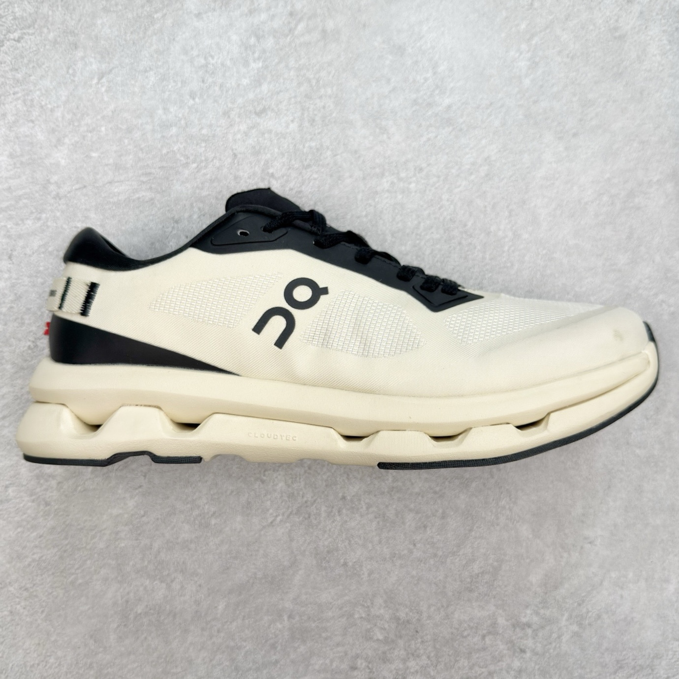 On昂跑 Cloudzone 柔软舒适防滑耐磨低帮休闲跑步鞋 昂跑运动品牌 开创于2010年 缓震着陆、强效回弹、轻柔质感的设计构思始终是ON研制关键 与此同时基于“为全球提供革新性的跑步感受”信念 陆续推出了多款跑鞋及其以专业运动人体跑步工程学为设计关键的功能性跑步服饰设备 让跑者不费力气地畅快畅跑 尺码：36 36.5 37.5 38 38.5 39 40 40.5 41 42 42.5 43 44 44.5 45-选品中心