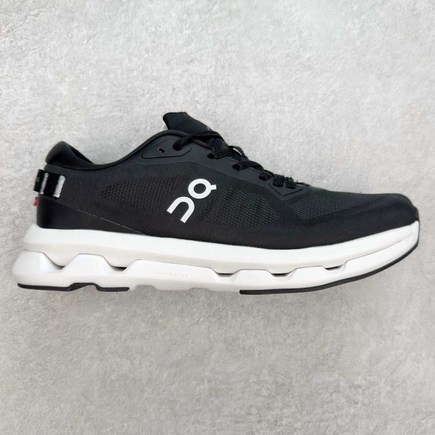 On昂跑 Cloudzone 柔软舒适防滑耐磨低帮休闲跑步鞋 昂跑运动品牌 开创于2010年 缓震着陆、强效回弹、轻柔质感的设计构思始终是ON研制关键 与此同时基于“为全球提供革新性的跑步感受”信念 陆续推出了多款跑鞋及其以专业运动人体跑步工程学为设计关键的功能性跑步服饰设备 让跑者不费力气地畅快畅跑 尺码：36 36.5 37.5 38 38.5 39 40 40.5 41 42 42.5 43 44 44.5 45-选品中心