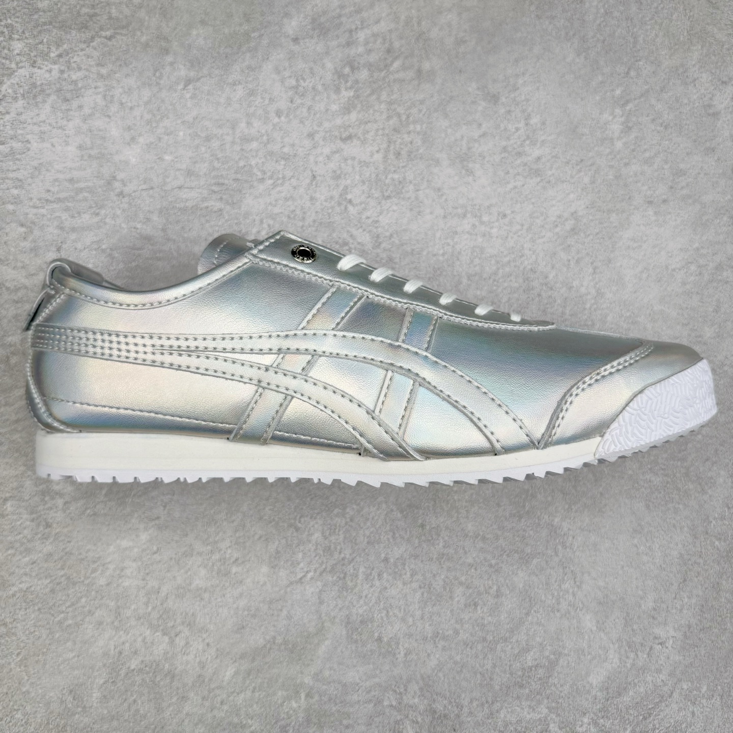 图片[8]-＃C版 Asics Onitsuka Tiger MEXICO 66 亚瑟士鬼冢虎复古经典板鞋 CNY 龙年限定 白红 市场王者选手 海外订单工厂出品 长期生产补货永不断码 超成熟稳定的做工品控 原装全套纸板楦头开发 原汁原味 完美呈现版型 私模正确鞋底咬花纹路 一比一鞋头弧度高度鞋身弧度 绝不口嗨 细节品控鞋型随意秒杀市面 原档咬花纹路私模大底 一个单元有六个三角形 总体形拼接呈现花瓣状 官方四联吊牌 原装Ortholite轻量化鞋垫 原盒原配 质保卡 说明书 钢印防尘纸 纸板中底带钢印 乳胶组合鞋垫 支持全方位的对比专柜 产品从款式颜色造型上体现出追求舒适和细节的完美 鞋类更是推崇手工制作的严谨与完美 融舒适性与可穿性的设计风格 注重细节的完美和别致魅力 既保持稳重 又不失轻松的时尚感 尺码：36 37 37.5 38 39 39.5 40 40.5 41.5 42 42.5 43.5 44 45-选品中心