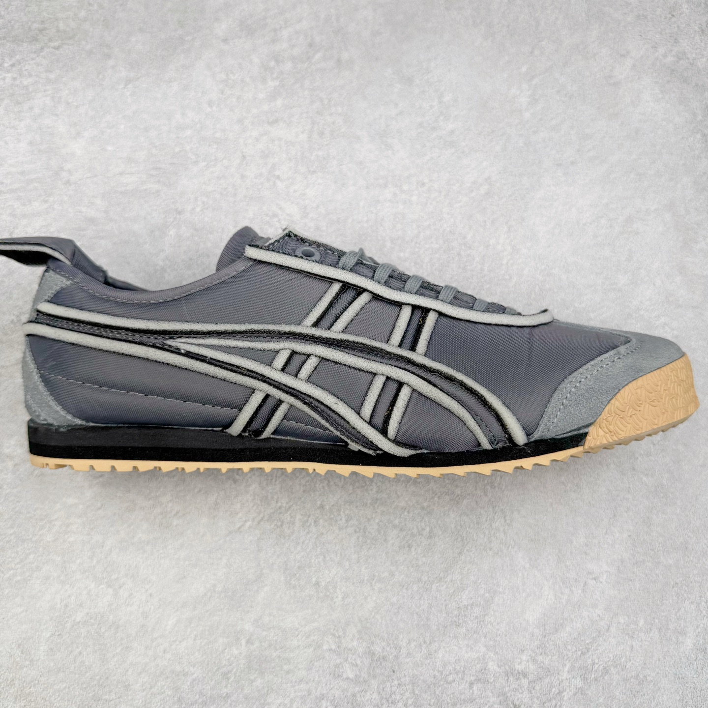 图片[2]-＃C版 Asics Onitsuka Tiger MEXICO 66 亚瑟士鬼冢虎复古经典板鞋 CNY 龙年限定 白红 市场王者选手 海外订单工厂出品 长期生产补货永不断码 超成熟稳定的做工品控 原装全套纸板楦头开发 原汁原味 完美呈现版型 私模正确鞋底咬花纹路 一比一鞋头弧度高度鞋身弧度 绝不口嗨 细节品控鞋型随意秒杀市面 原档咬花纹路私模大底 一个单元有六个三角形 总体形拼接呈现花瓣状 官方四联吊牌 原装Ortholite轻量化鞋垫 原盒原配 质保卡 说明书 钢印防尘纸 纸板中底带钢印 乳胶组合鞋垫 支持全方位的对比专柜 产品从款式颜色造型上体现出追求舒适和细节的完美 鞋类更是推崇手工制作的严谨与完美 融舒适性与可穿性的设计风格 注重细节的完美和别致魅力 既保持稳重 又不失轻松的时尚感 尺码：36 37 37.5 38 39 39.5 40 40.5 41.5 42 42.5 43.5 44 45-选品中心