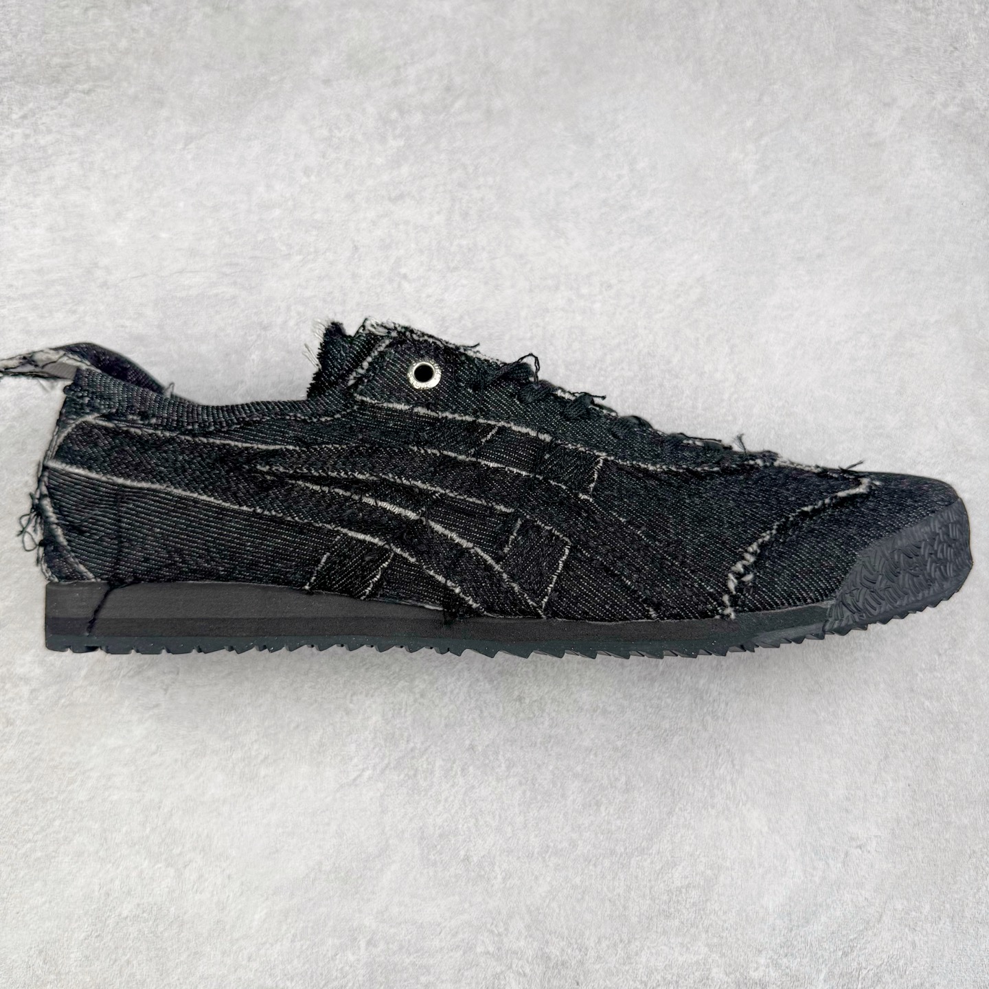 图片[4]-＃C版 Asics Onitsuka Tiger MEXICO 66 亚瑟士鬼冢虎复古经典板鞋 CNY 龙年限定 白红 市场王者选手 海外订单工厂出品 长期生产补货永不断码 超成熟稳定的做工品控 原装全套纸板楦头开发 原汁原味 完美呈现版型 私模正确鞋底咬花纹路 一比一鞋头弧度高度鞋身弧度 绝不口嗨 细节品控鞋型随意秒杀市面 原档咬花纹路私模大底 一个单元有六个三角形 总体形拼接呈现花瓣状 官方四联吊牌 原装Ortholite轻量化鞋垫 原盒原配 质保卡 说明书 钢印防尘纸 纸板中底带钢印 乳胶组合鞋垫 支持全方位的对比专柜 产品从款式颜色造型上体现出追求舒适和细节的完美 鞋类更是推崇手工制作的严谨与完美 融舒适性与可穿性的设计风格 注重细节的完美和别致魅力 既保持稳重 又不失轻松的时尚感 尺码：36 37 37.5 38 39 39.5 40 40.5 41.5 42 42.5 43.5 44 45-选品中心