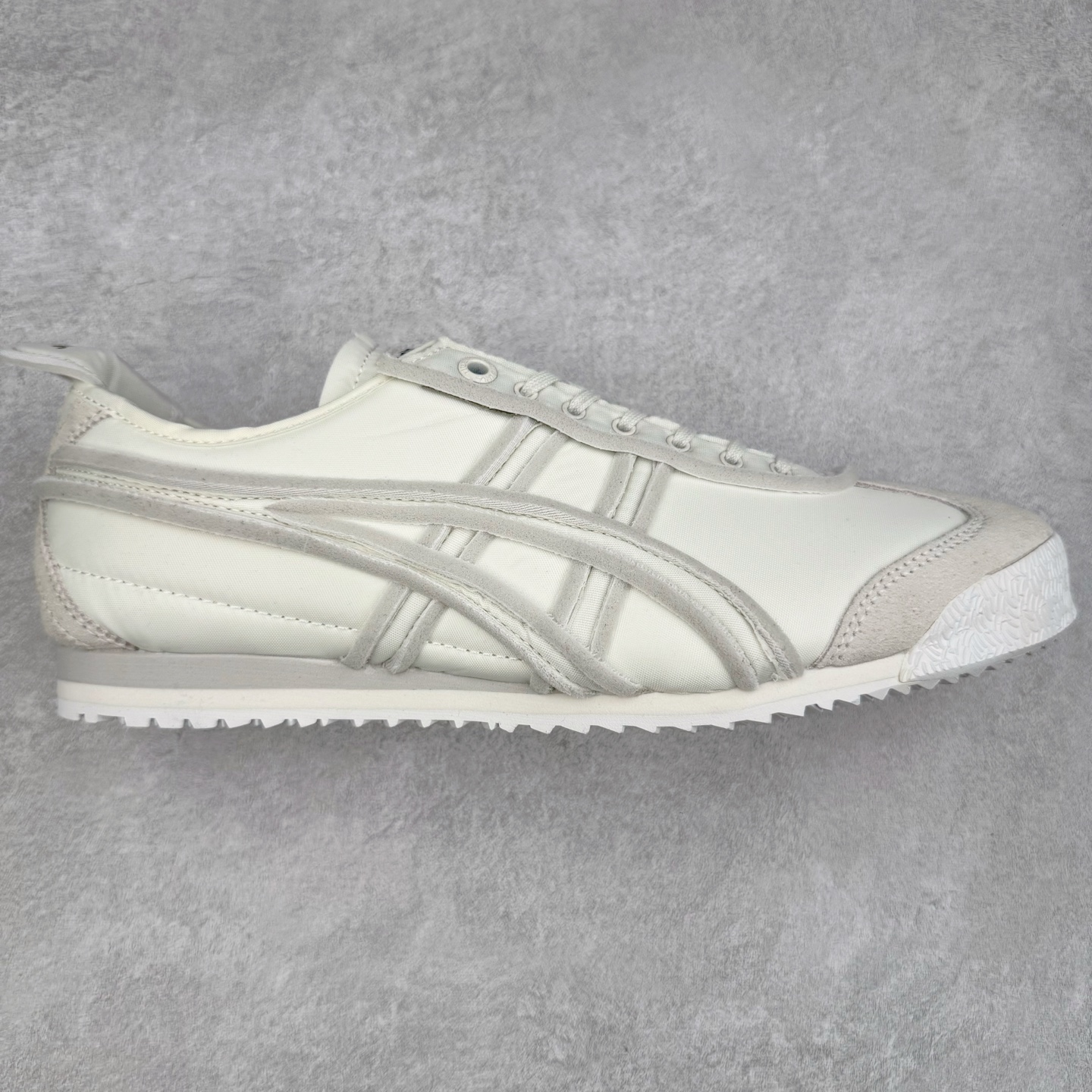 图片[3]-＃C版 Asics Onitsuka Tiger MEXICO 66 亚瑟士鬼冢虎复古经典板鞋 CNY 龙年限定 白红 市场王者选手 海外订单工厂出品 长期生产补货永不断码 超成熟稳定的做工品控 原装全套纸板楦头开发 原汁原味 完美呈现版型 私模正确鞋底咬花纹路 一比一鞋头弧度高度鞋身弧度 绝不口嗨 细节品控鞋型随意秒杀市面 原档咬花纹路私模大底 一个单元有六个三角形 总体形拼接呈现花瓣状 官方四联吊牌 原装Ortholite轻量化鞋垫 原盒原配 质保卡 说明书 钢印防尘纸 纸板中底带钢印 乳胶组合鞋垫 支持全方位的对比专柜 产品从款式颜色造型上体现出追求舒适和细节的完美 鞋类更是推崇手工制作的严谨与完美 融舒适性与可穿性的设计风格 注重细节的完美和别致魅力 既保持稳重 又不失轻松的时尚感 尺码：36 37 37.5 38 39 39.5 40 40.5 41.5 42 42.5 43.5 44 45-选品中心